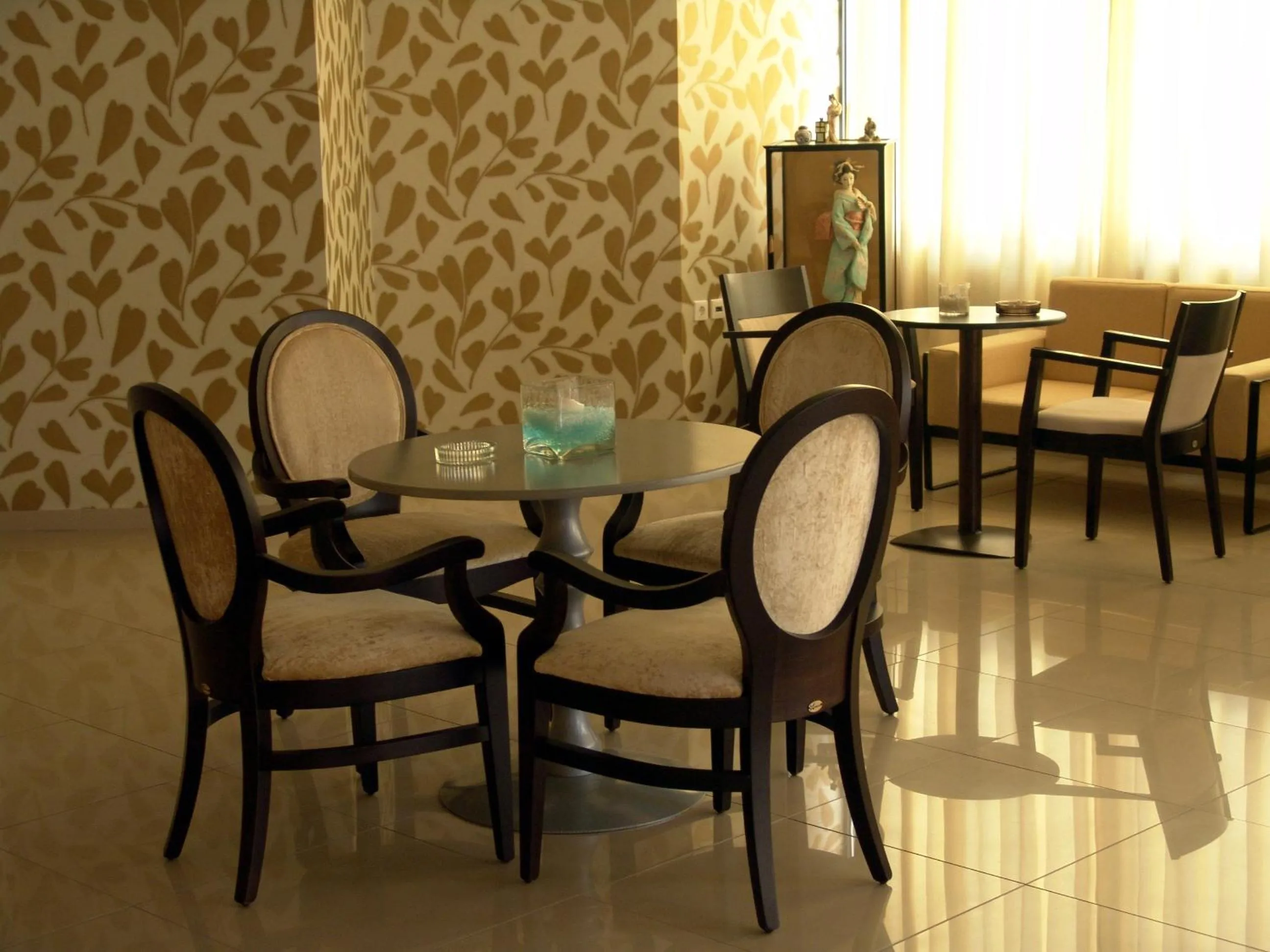 Restaurant/places to eat in Merope Hotel