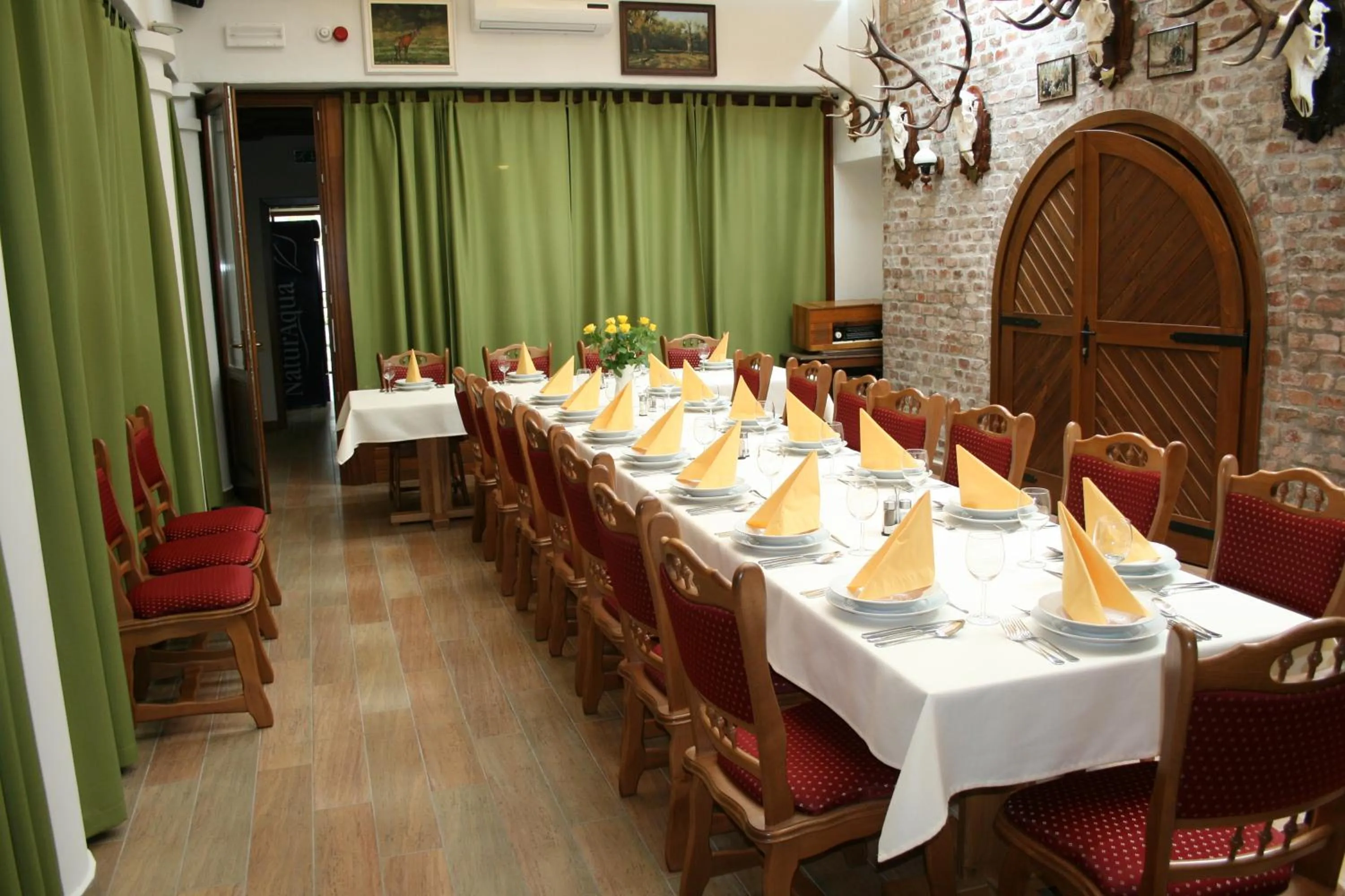 Restaurant/places to eat in Piroska Csárda és Panzió