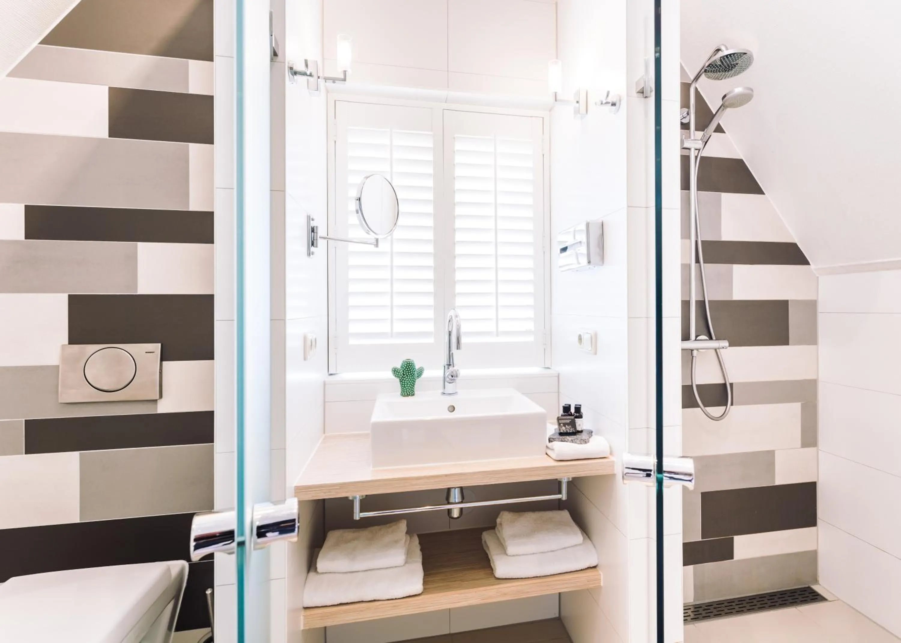 Shower in Logement Overzee