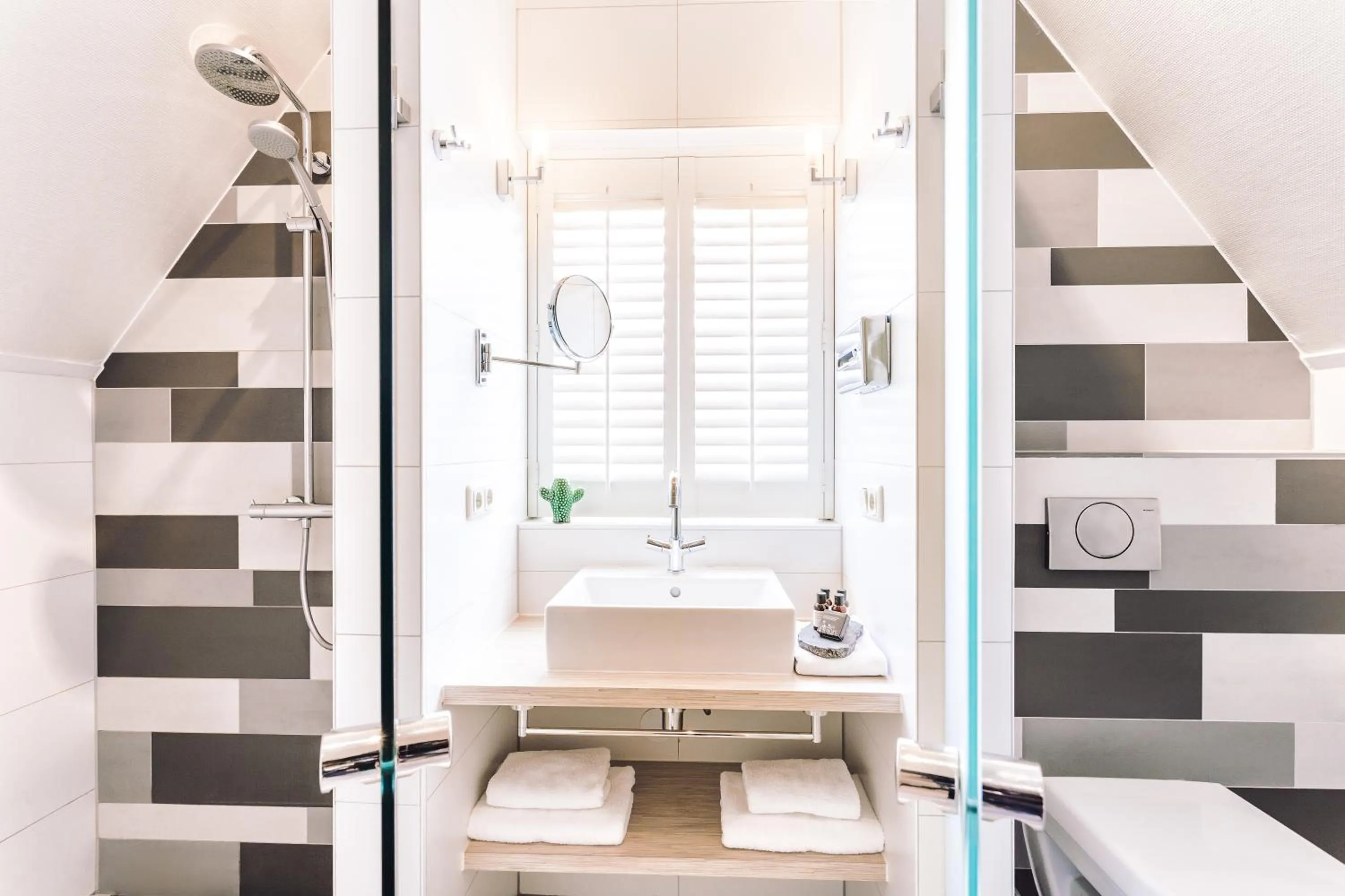 Shower in Logement Overzee