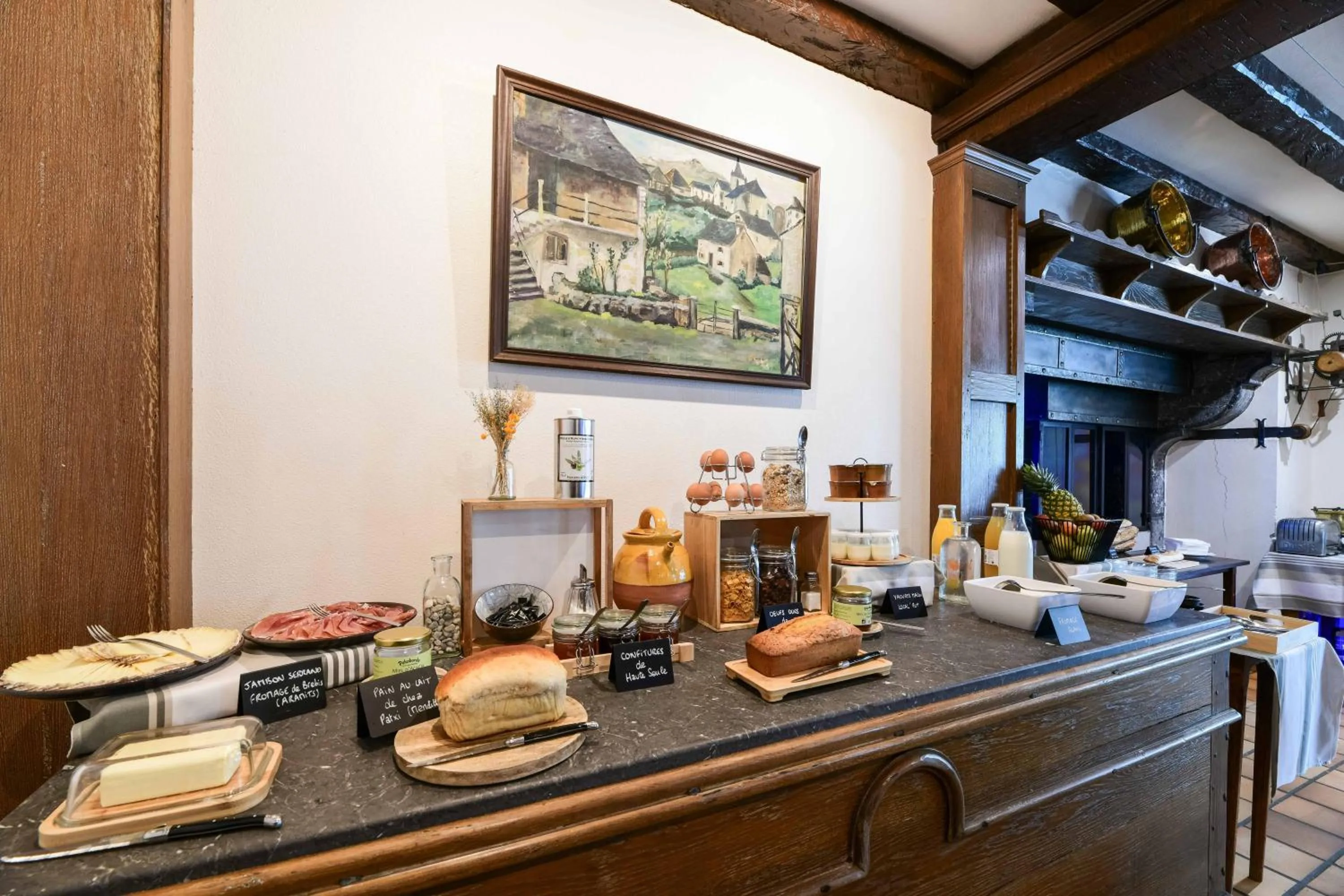 Breakfast in Logis Hôtel Etchemaïté