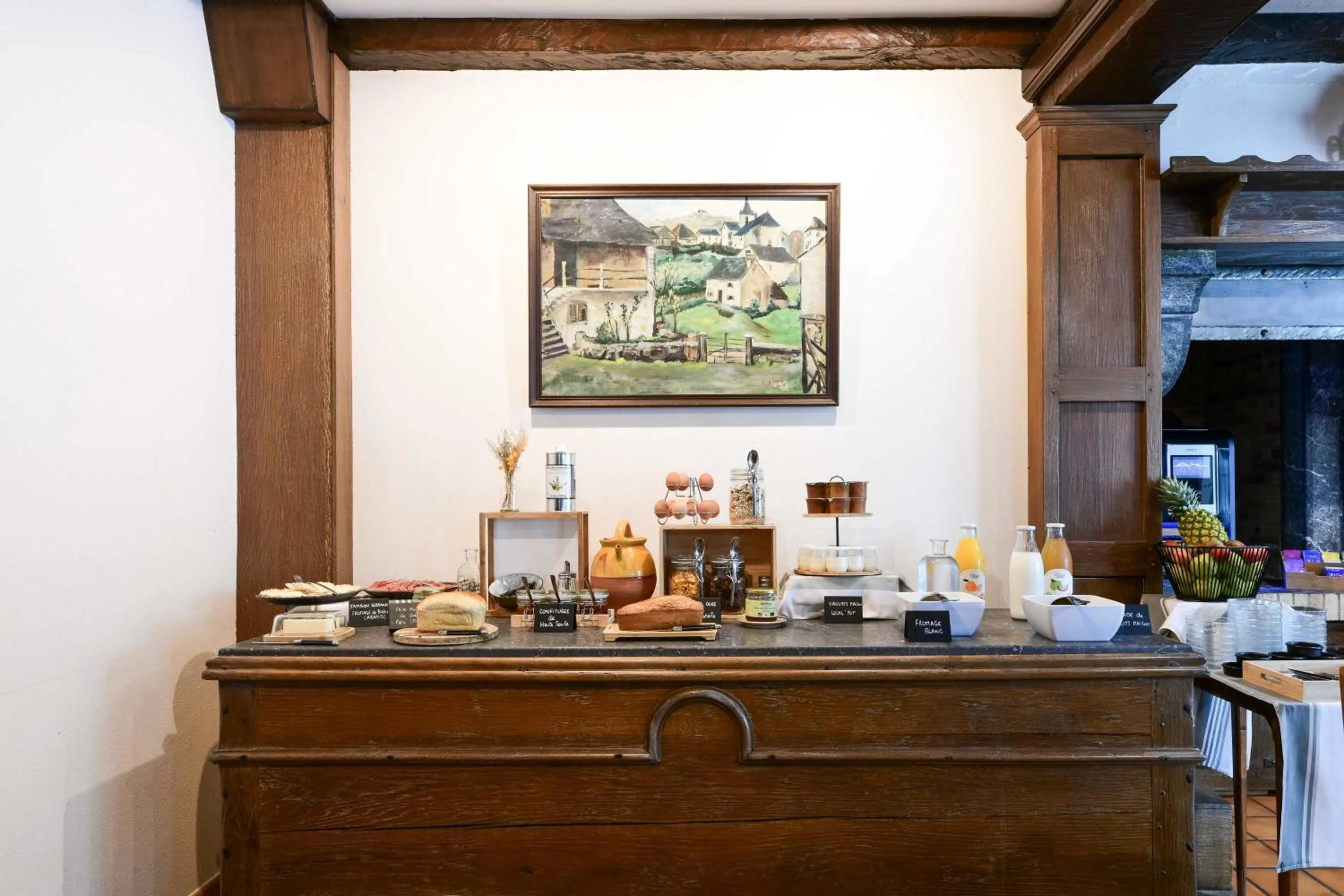 Continental breakfast in Logis Hôtel Etchemaïté