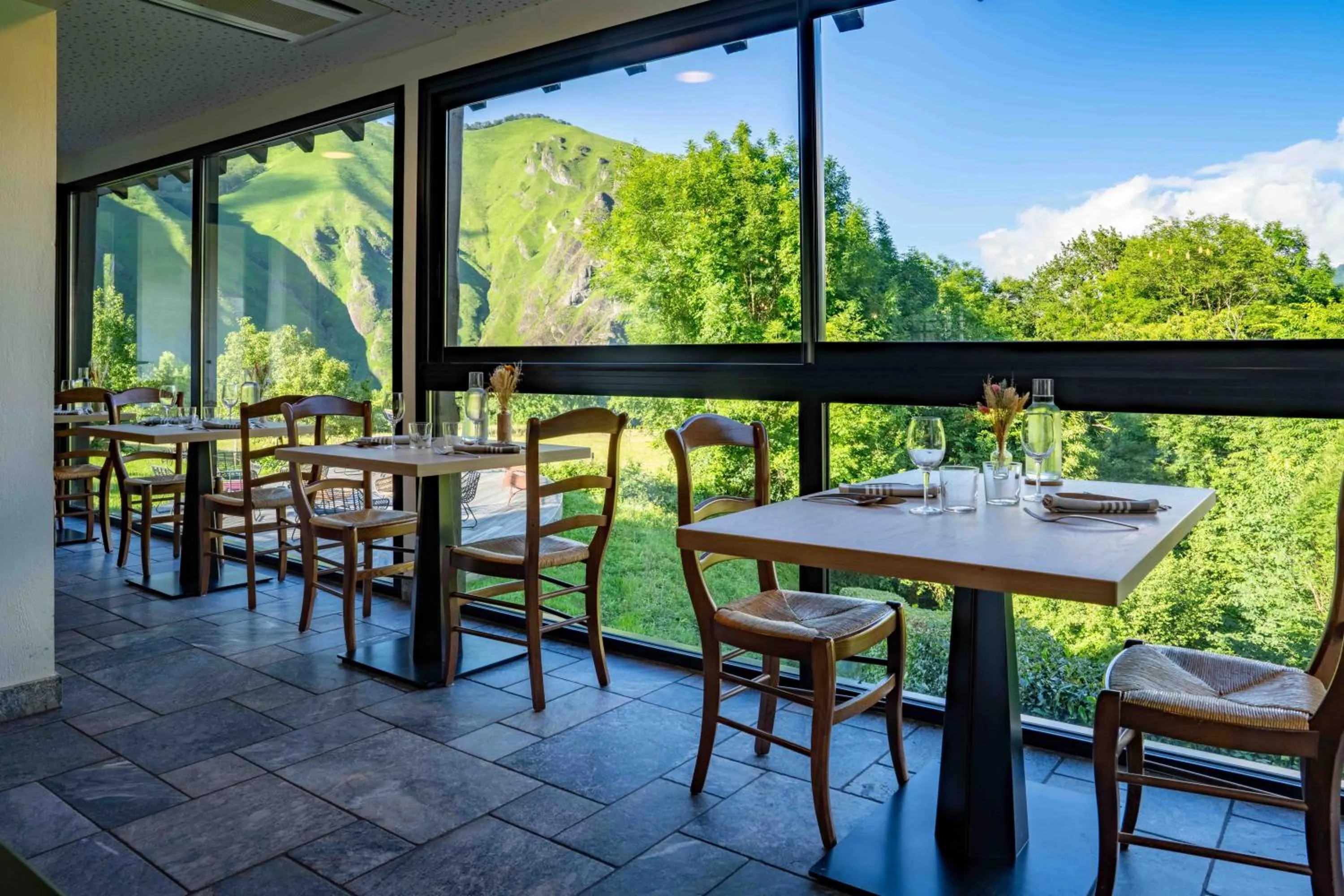 Restaurant/places to eat in Logis Hôtel Etchemaïté