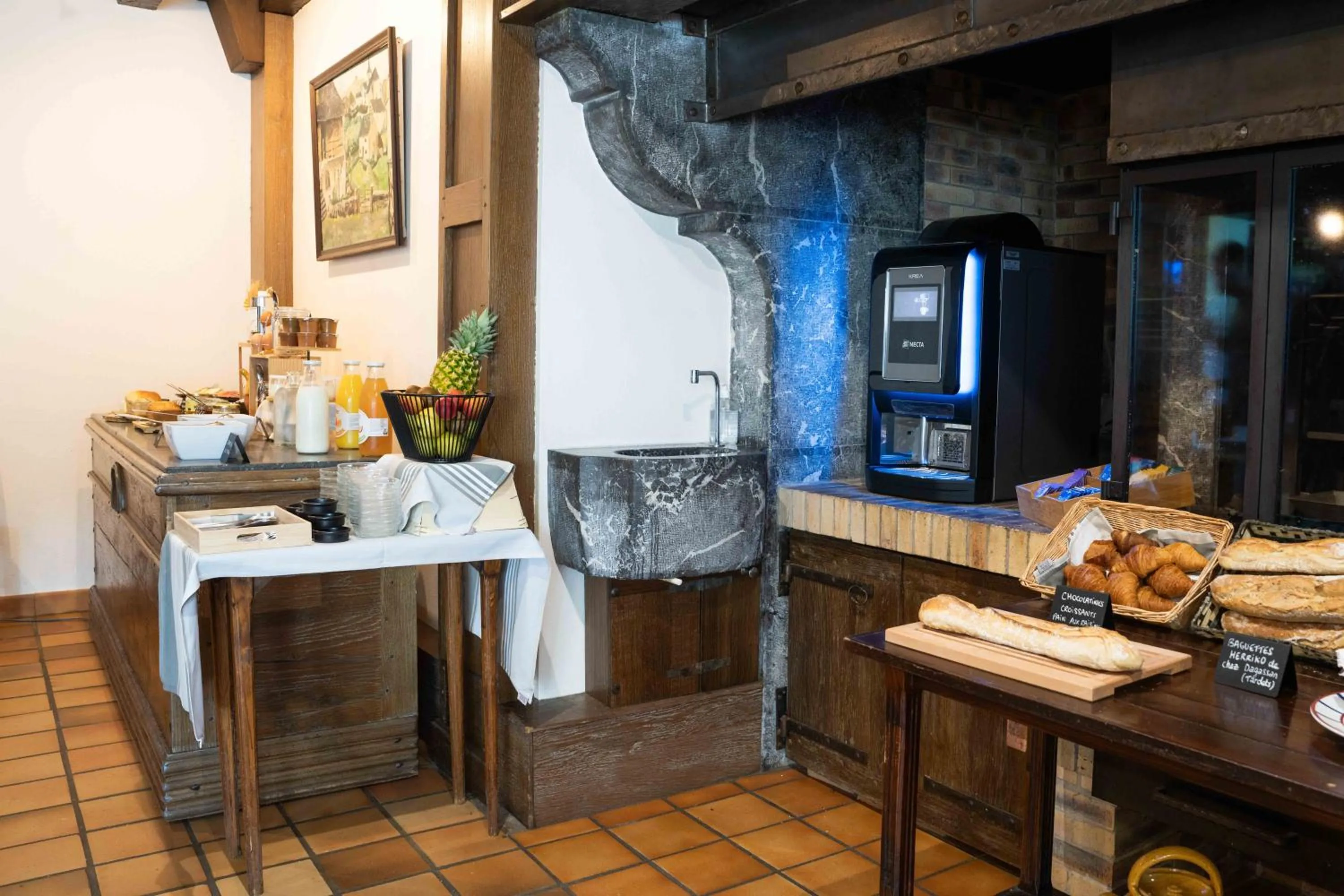 Breakfast in Logis Hôtel Etchemaïté