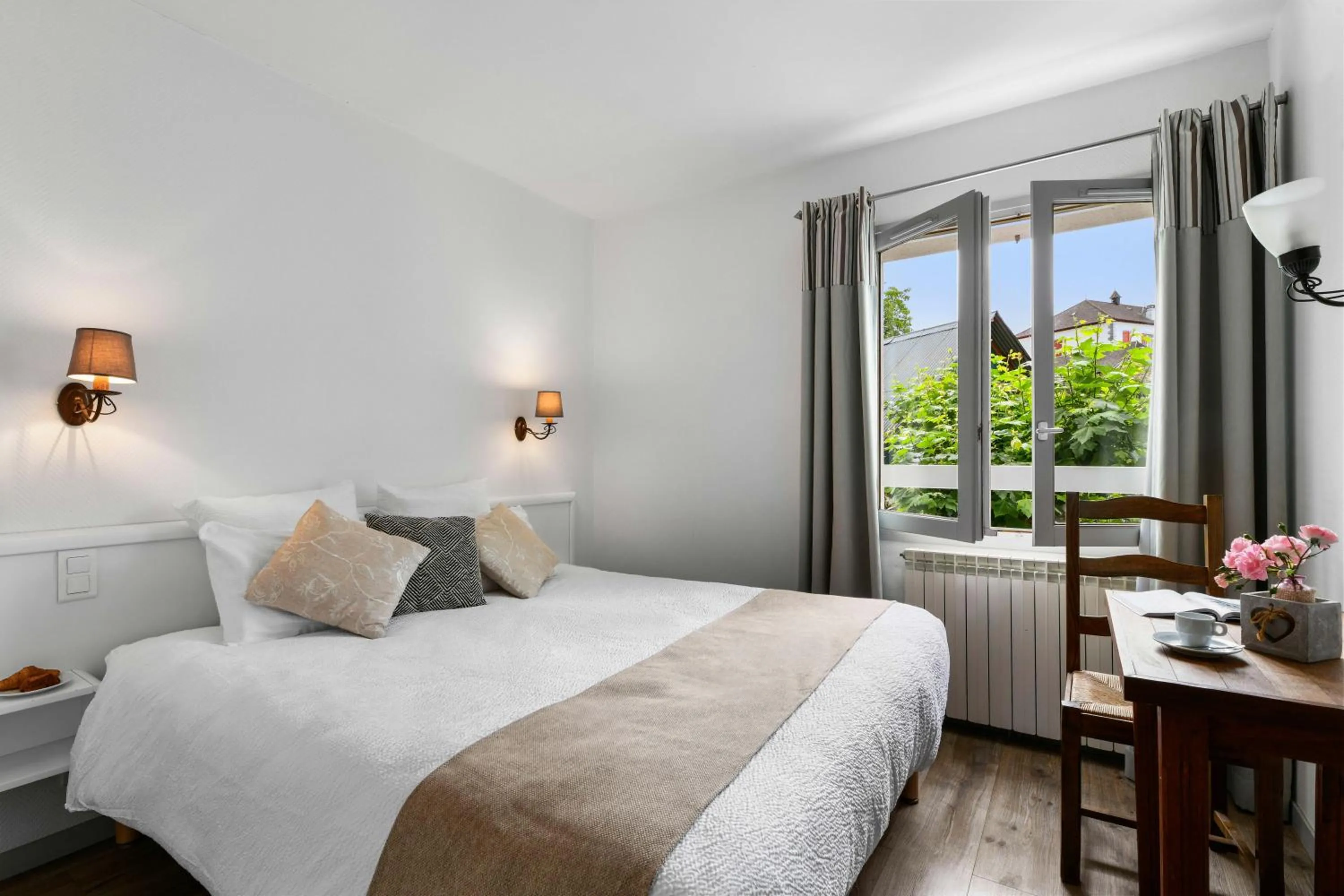 Bedroom, Bed in Logis Hôtel Etchemaïté