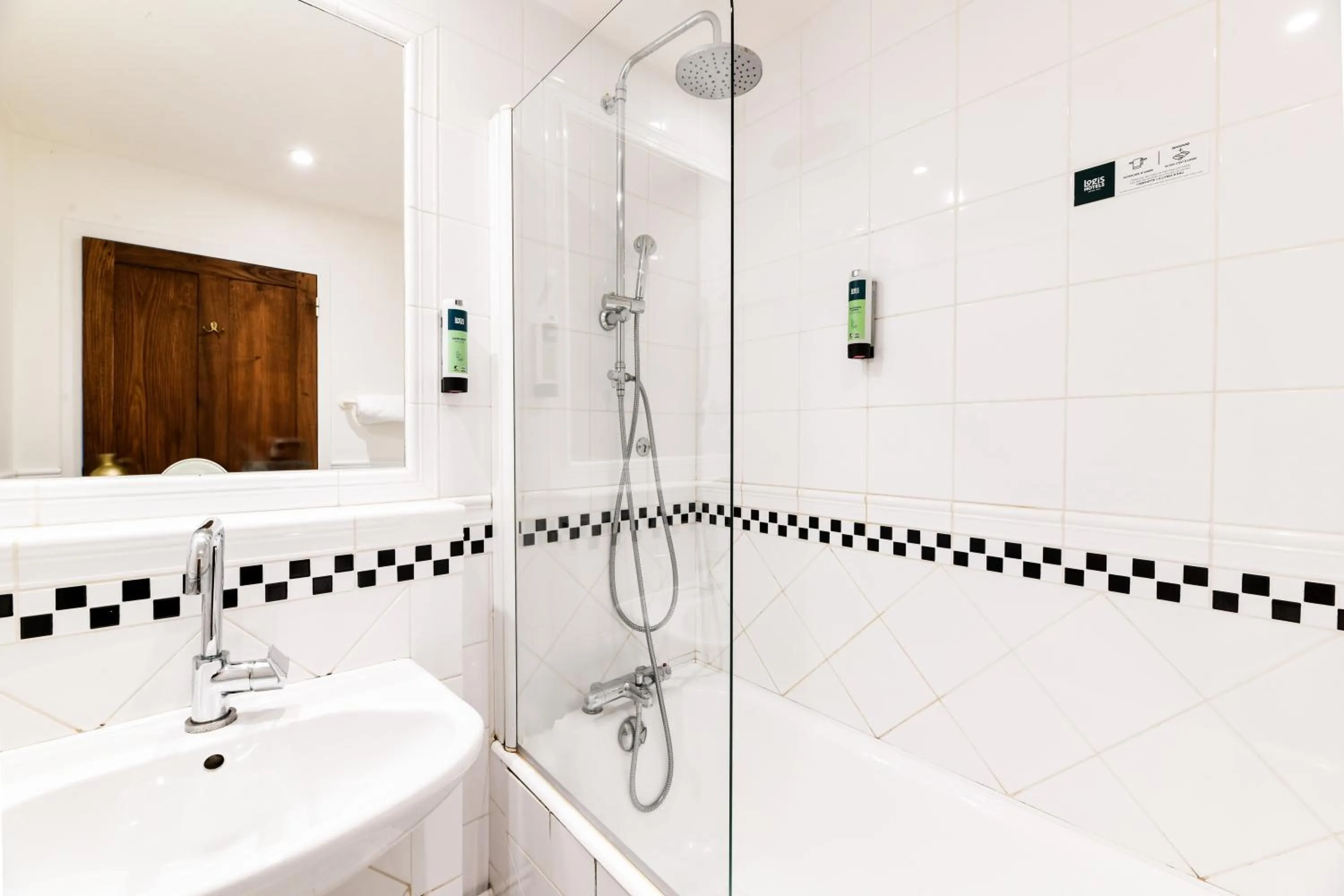 Shower in Logis Hôtel Etchemaïté