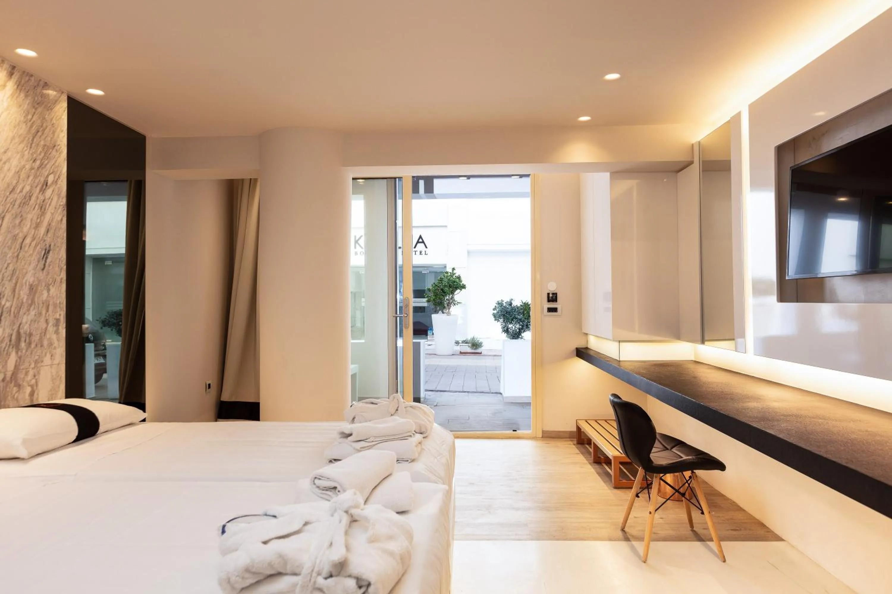 Photo of the whole room, Bed in Kahlua Sea View Suites - Adults Only