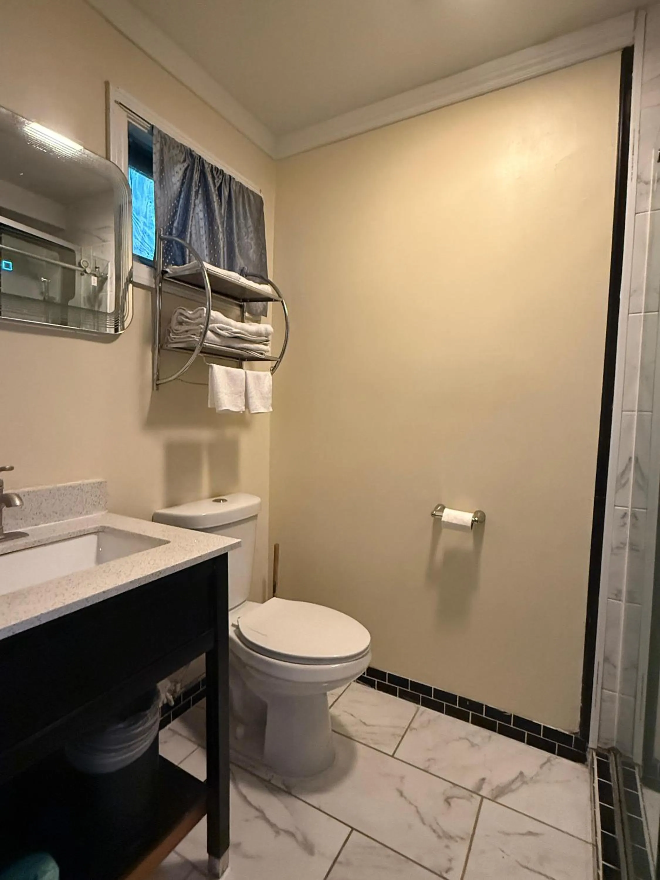 Bathroom in Hamilton Inn Sturbridge