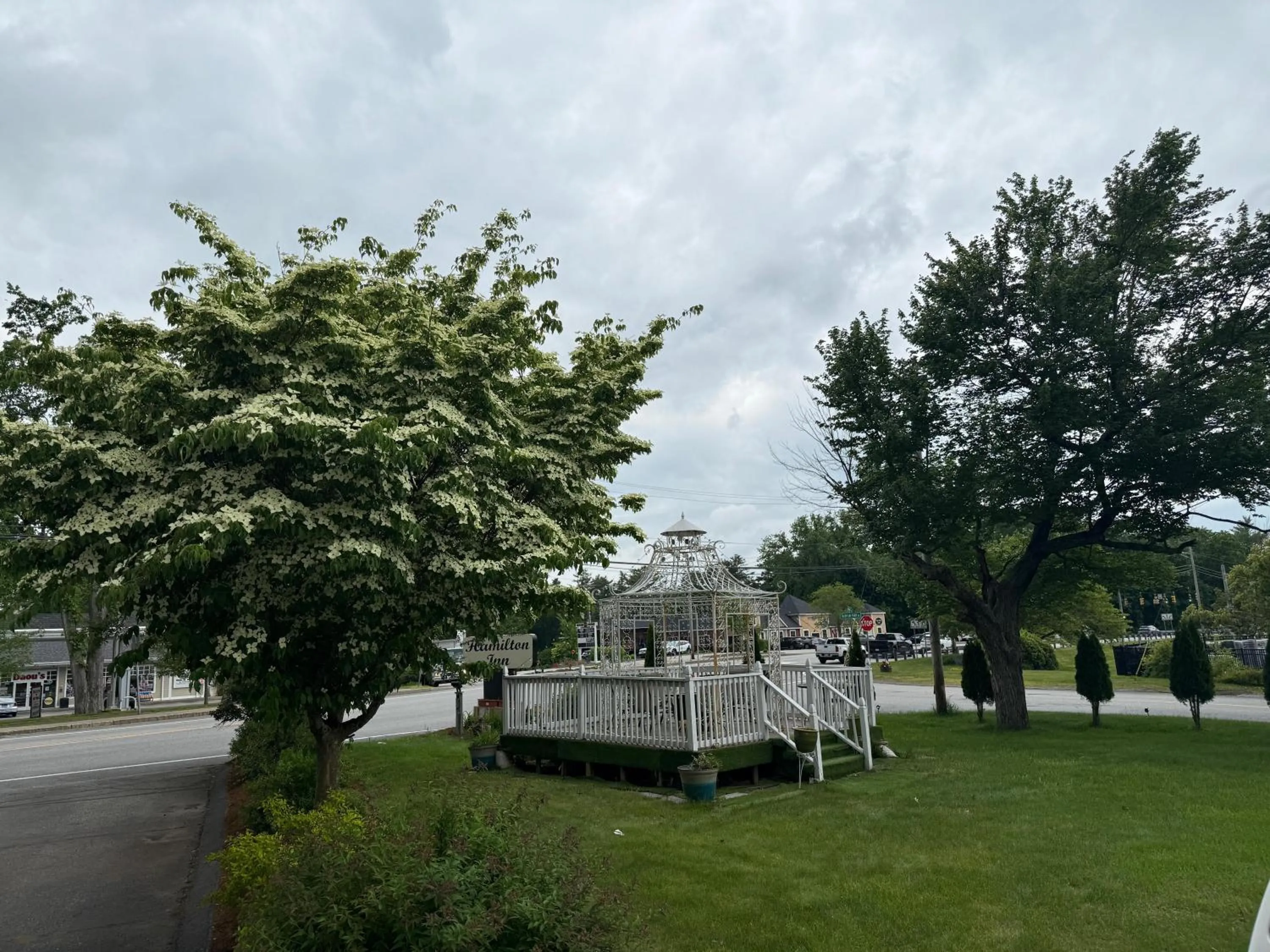 Garden view in Hamilton Inn Sturbridge