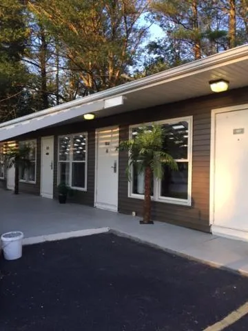 Property building in Hamilton Inn Sturbridge