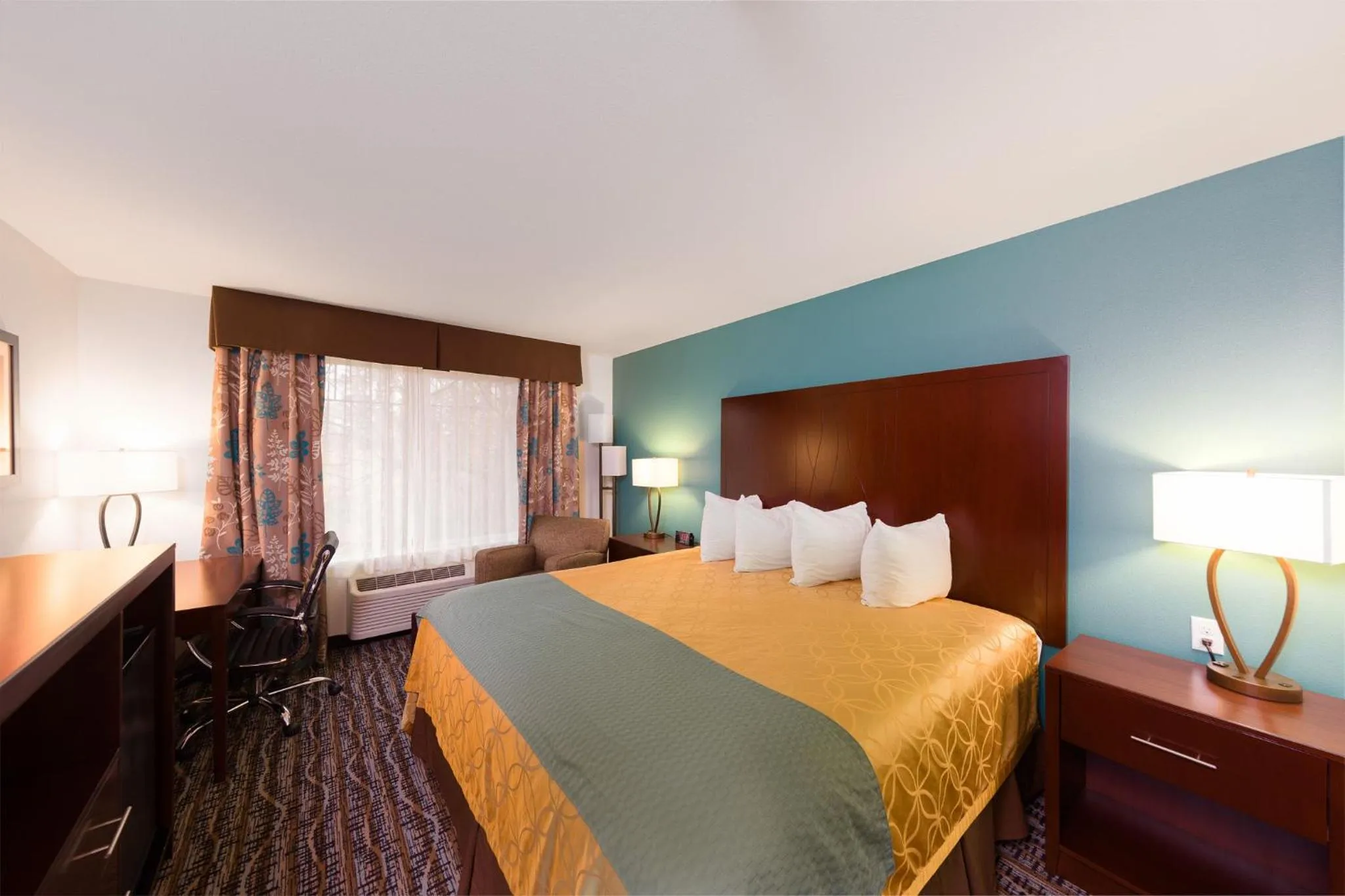 Bed in Sunset Motel Hood River