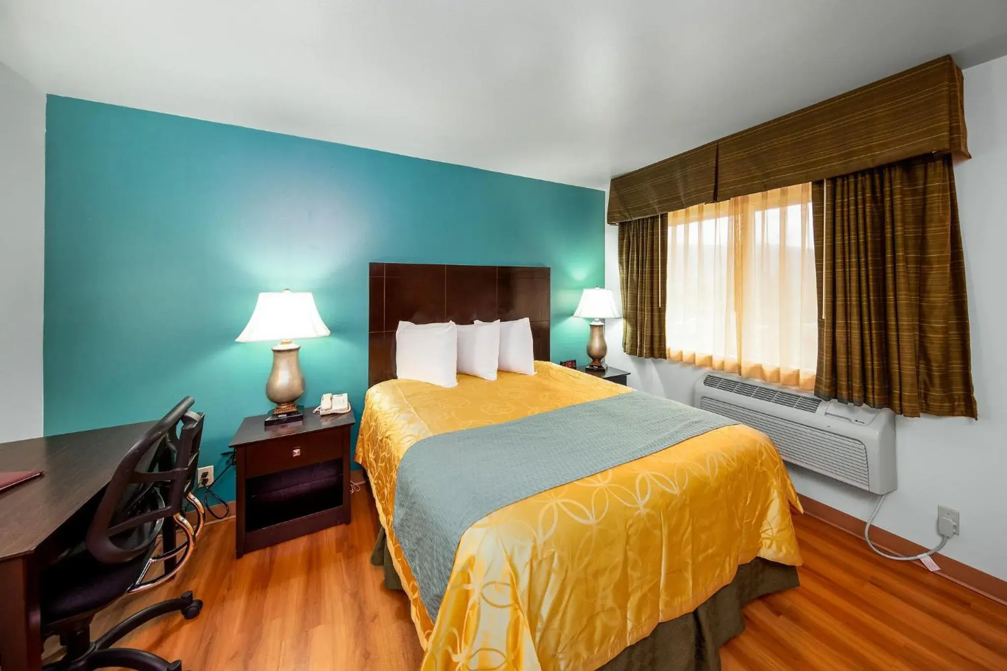 Bed in Sunset Motel Hood River Bed in Sunset Motel Hood River