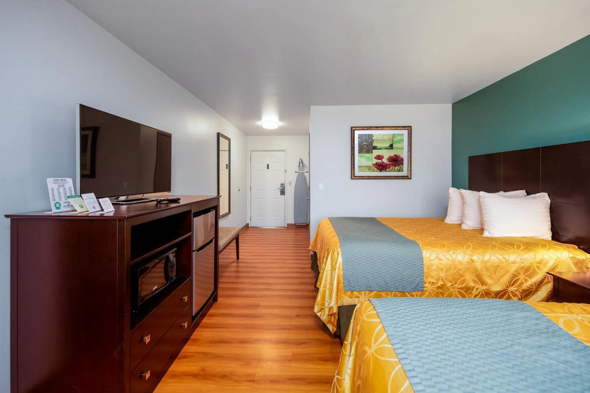 Bed in Sunset Motel Hood River