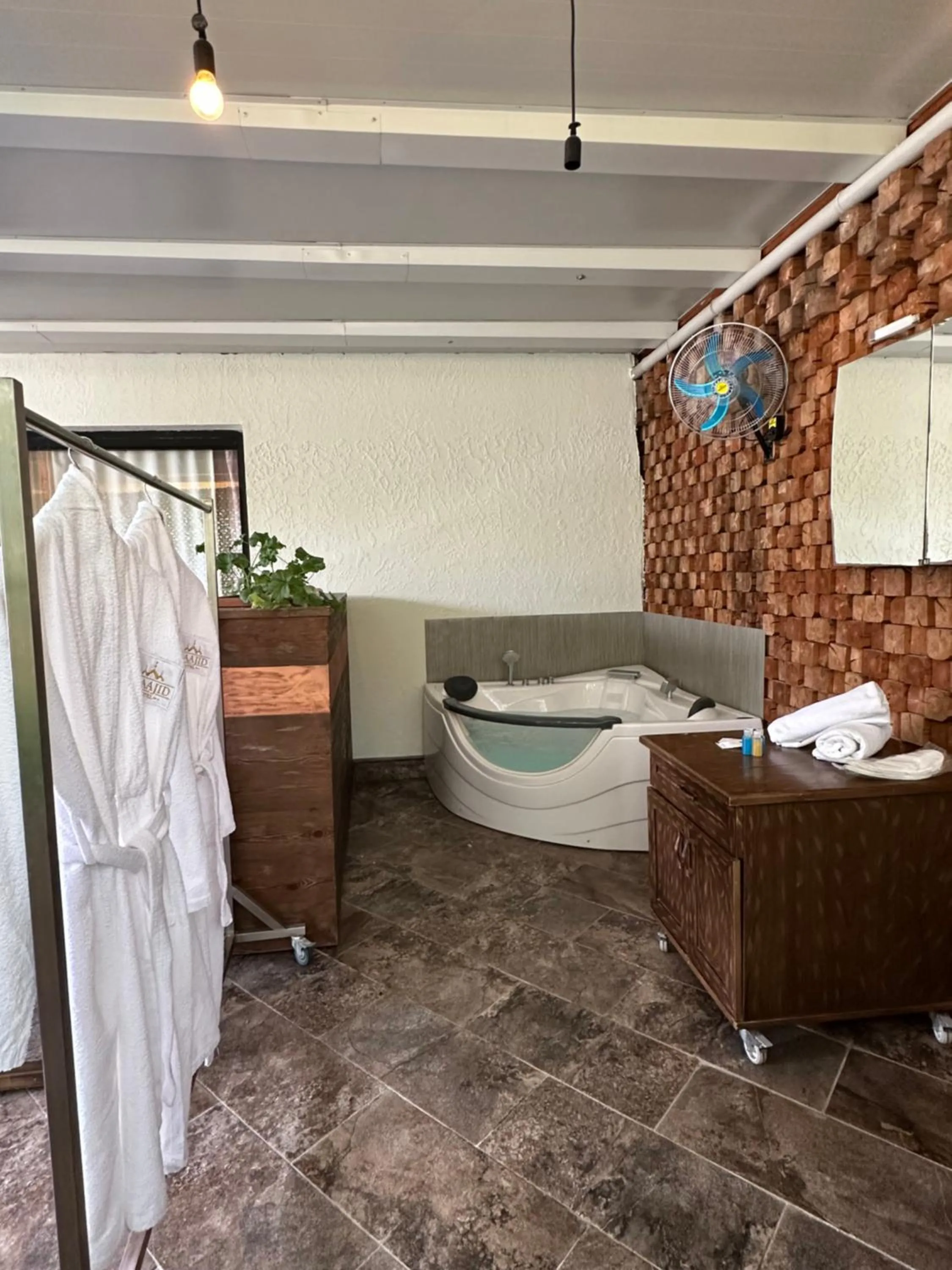 Hot Tub, Bed in Maajid Boutique Hotel