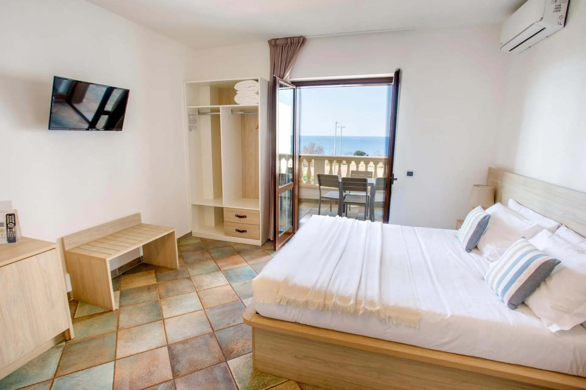 Quadruple Room with Sea View in Hotel Corallo