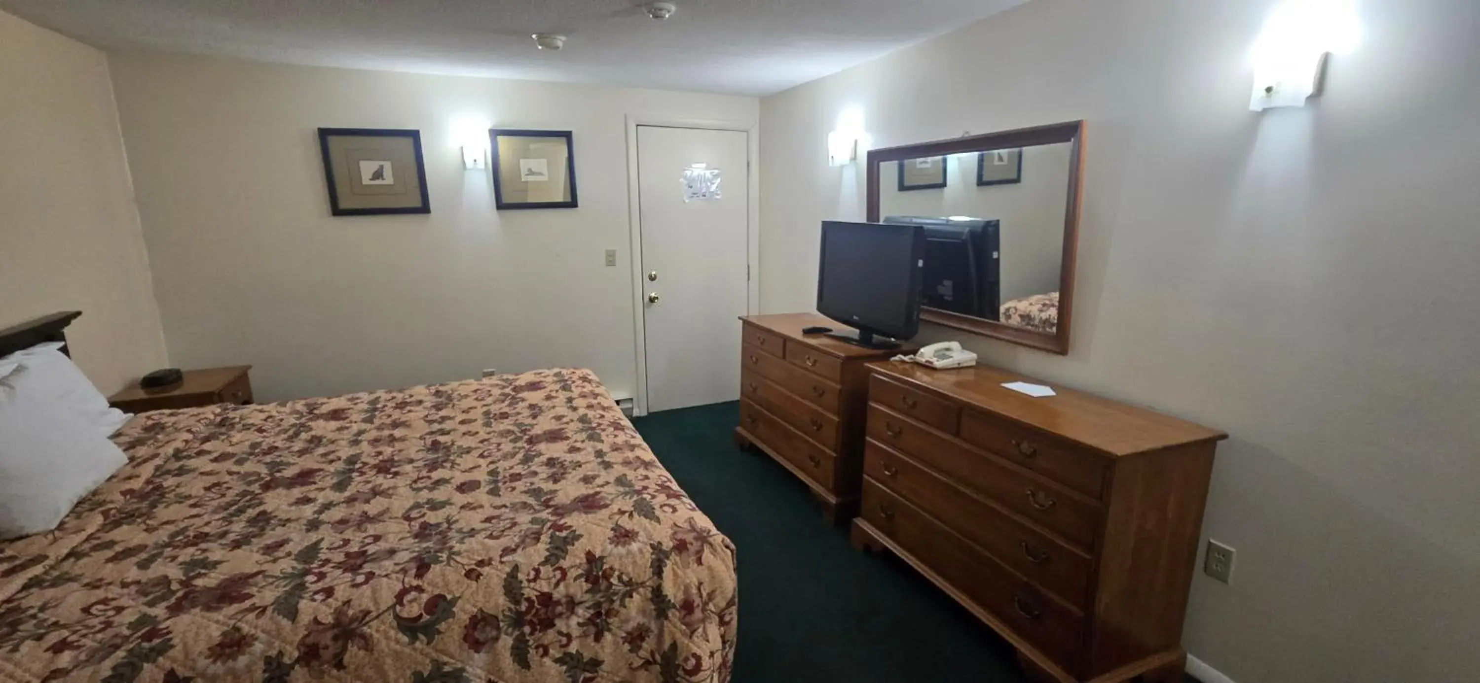 Bed in Red Carpet Inn Pulaski Bed in Red Carpet Inn Pulaski