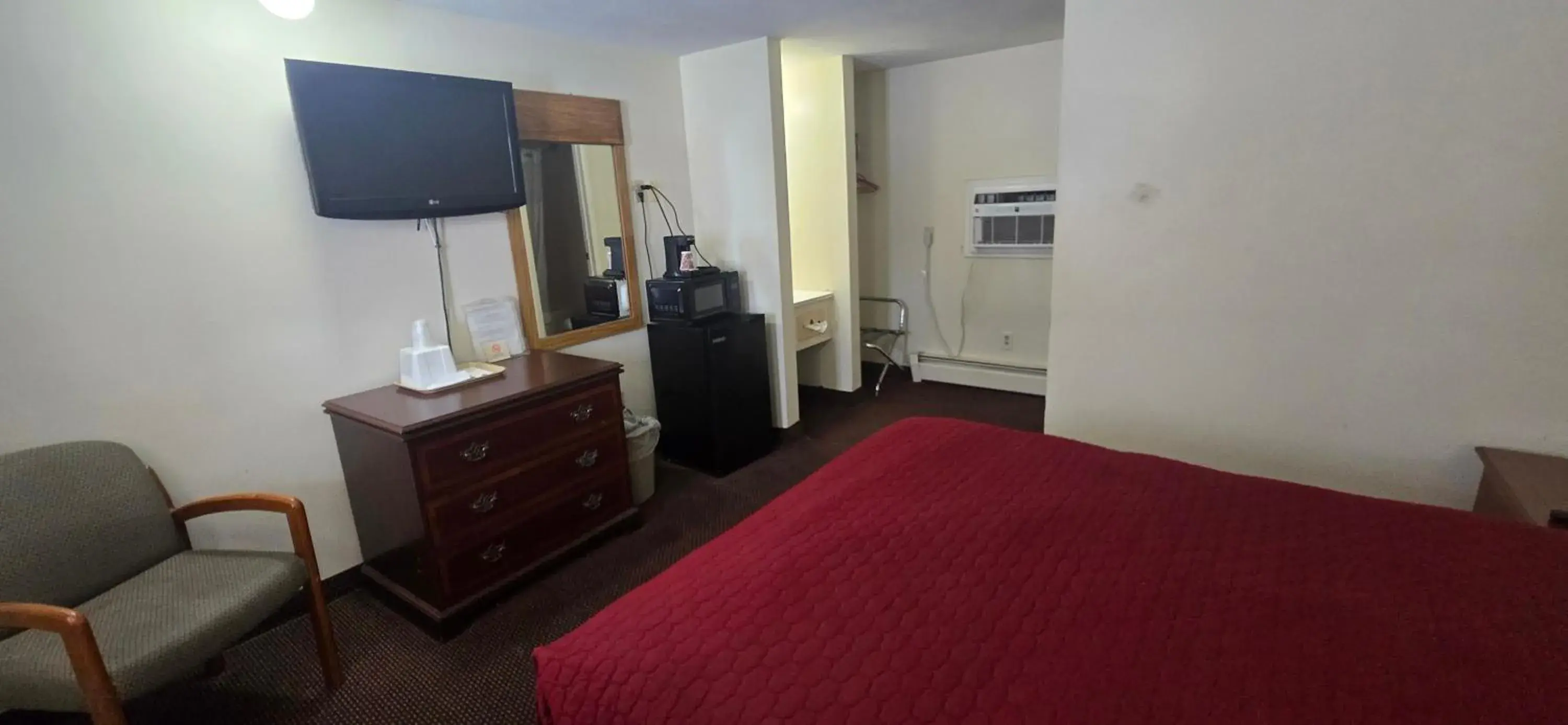 Bed in Red Carpet Inn Pulaski Bed in Red Carpet Inn Pulaski