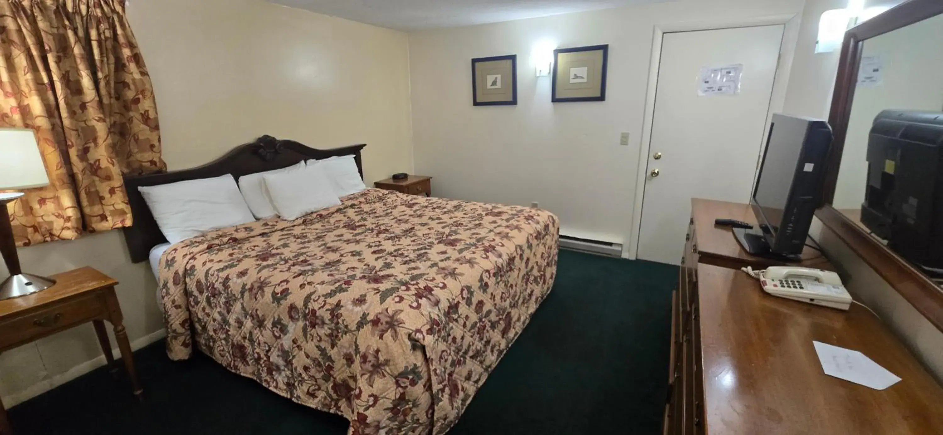 Bed in Red Carpet Inn Pulaski Bed in Red Carpet Inn Pulaski