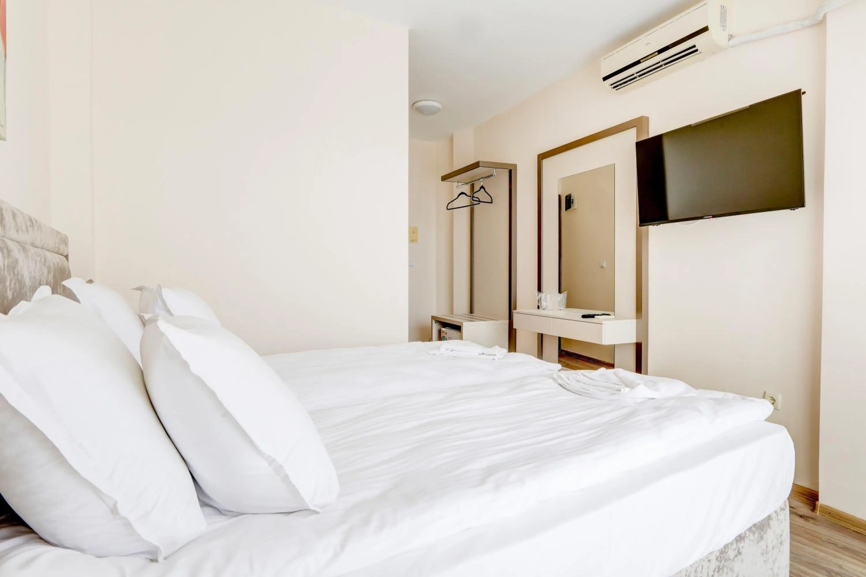 Bed in Jupiter 1 Family Hotel