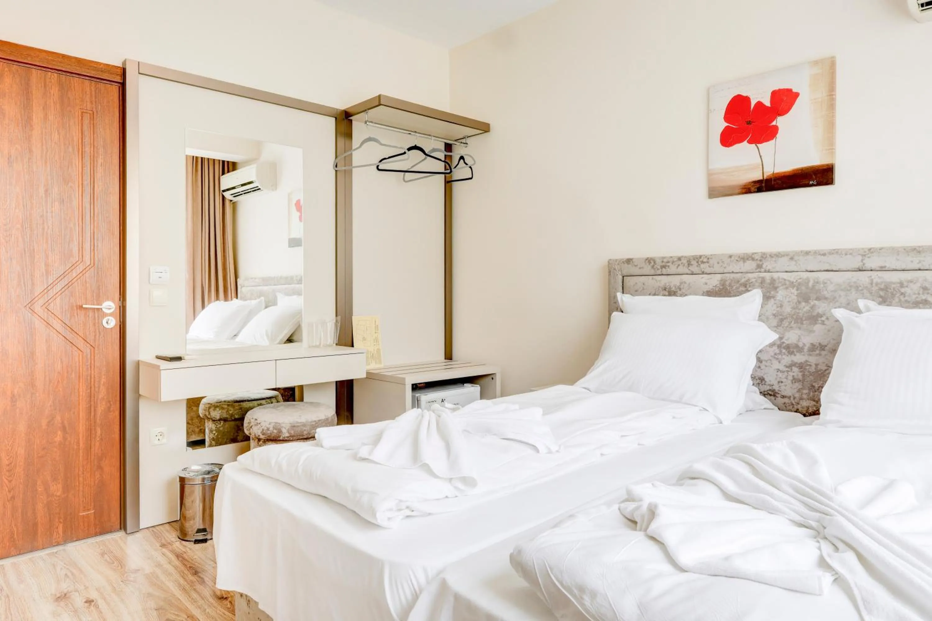 Bed in Jupiter 1 Family Hotel