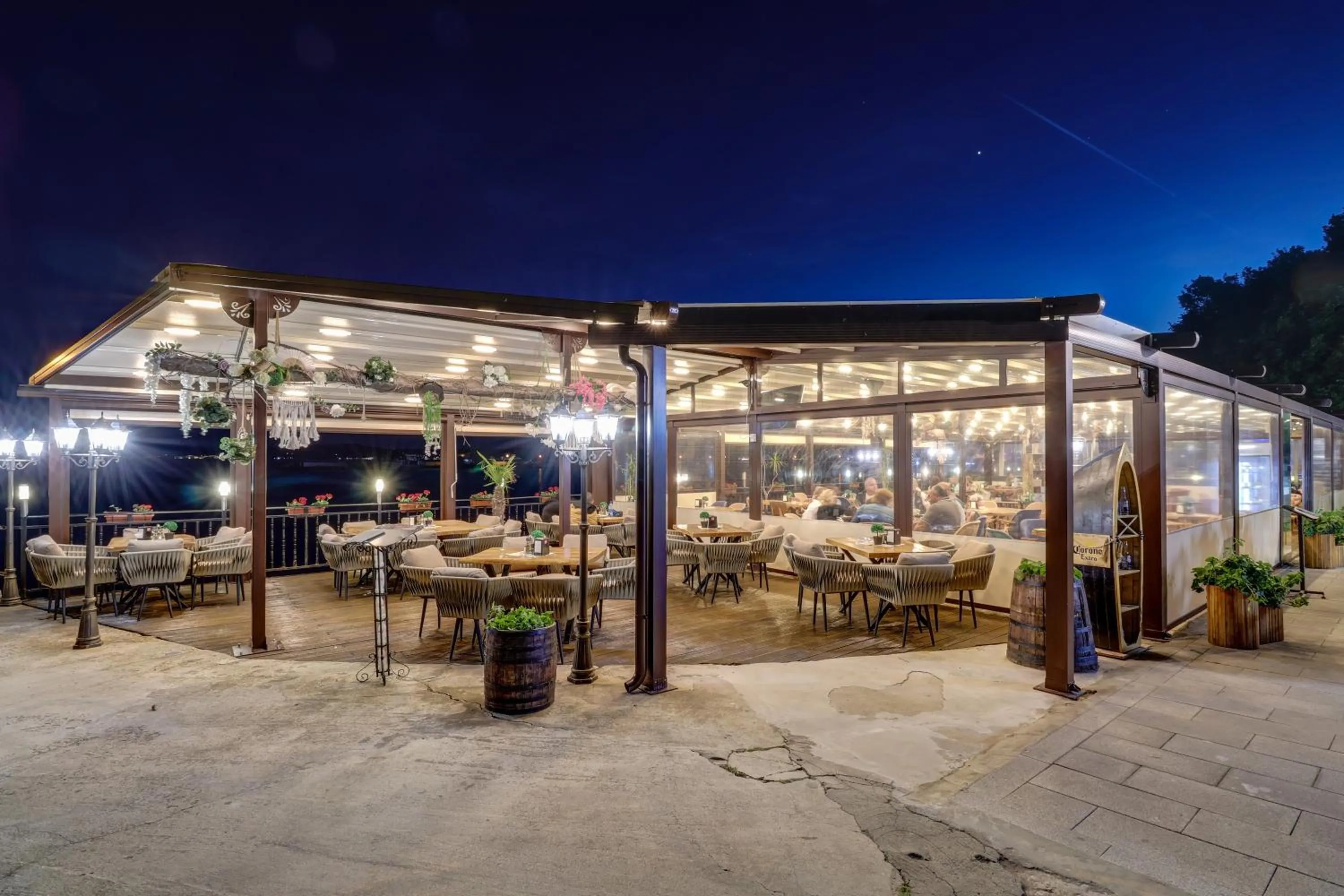 Restaurant/places to eat in Jupiter 1 Family Hotel