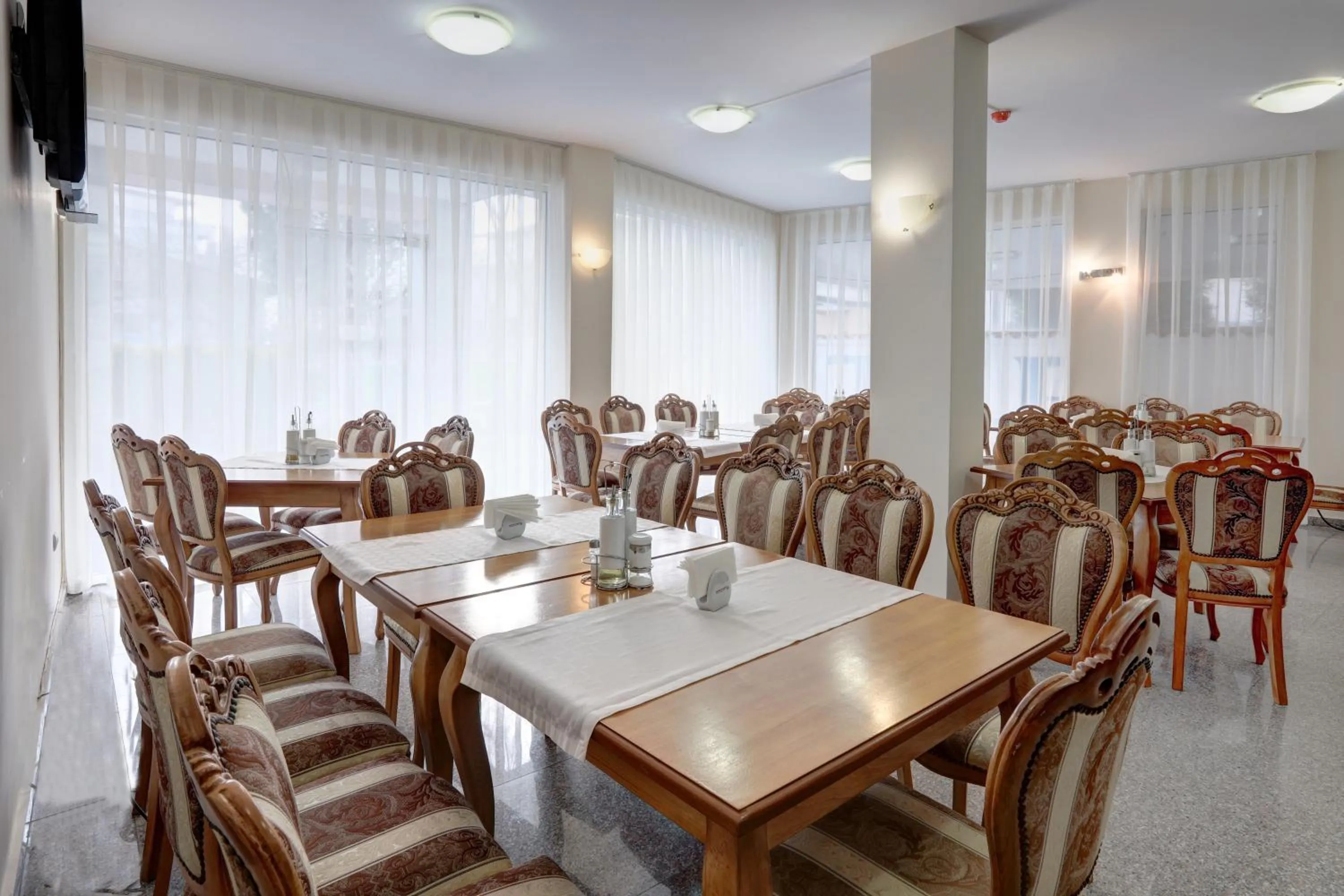 Restaurant/places to eat in Jupiter 1 Family Hotel