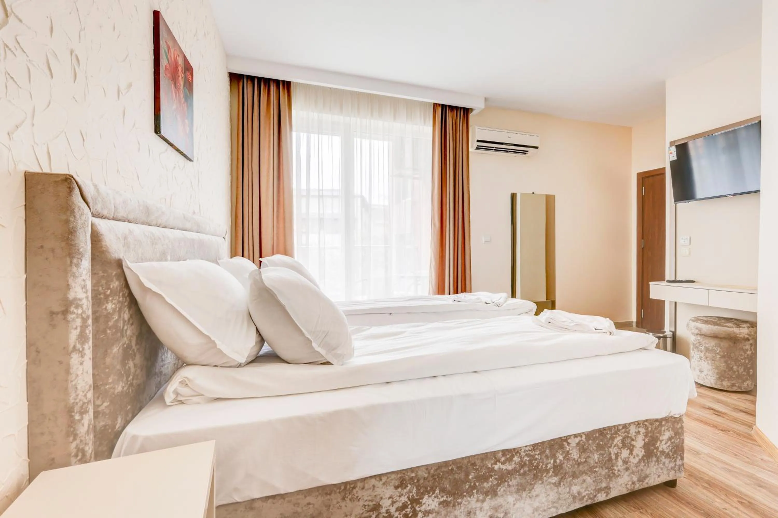 Bed in Jupiter 1 Family Hotel