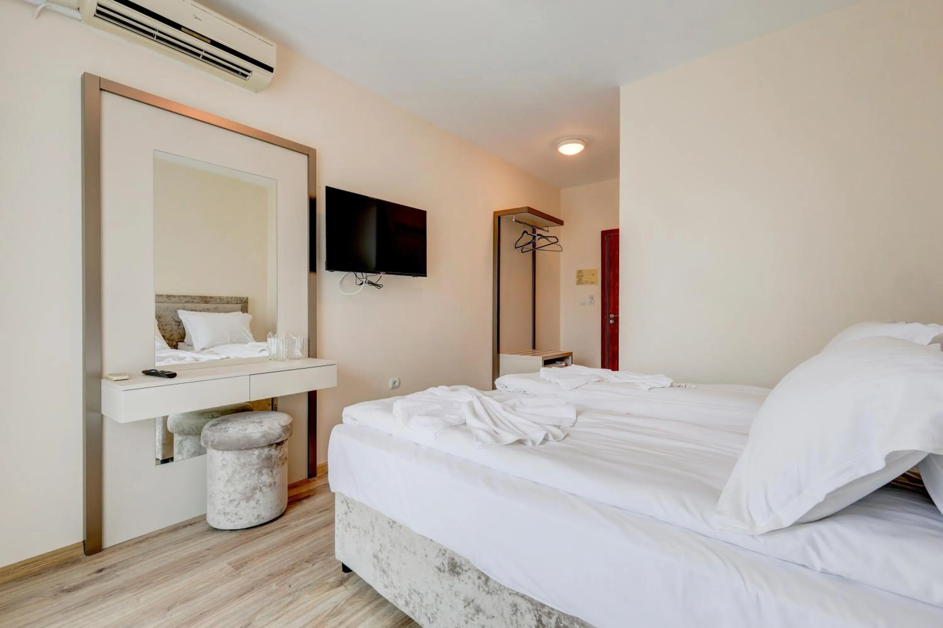 Bed in Jupiter 1 Family Hotel