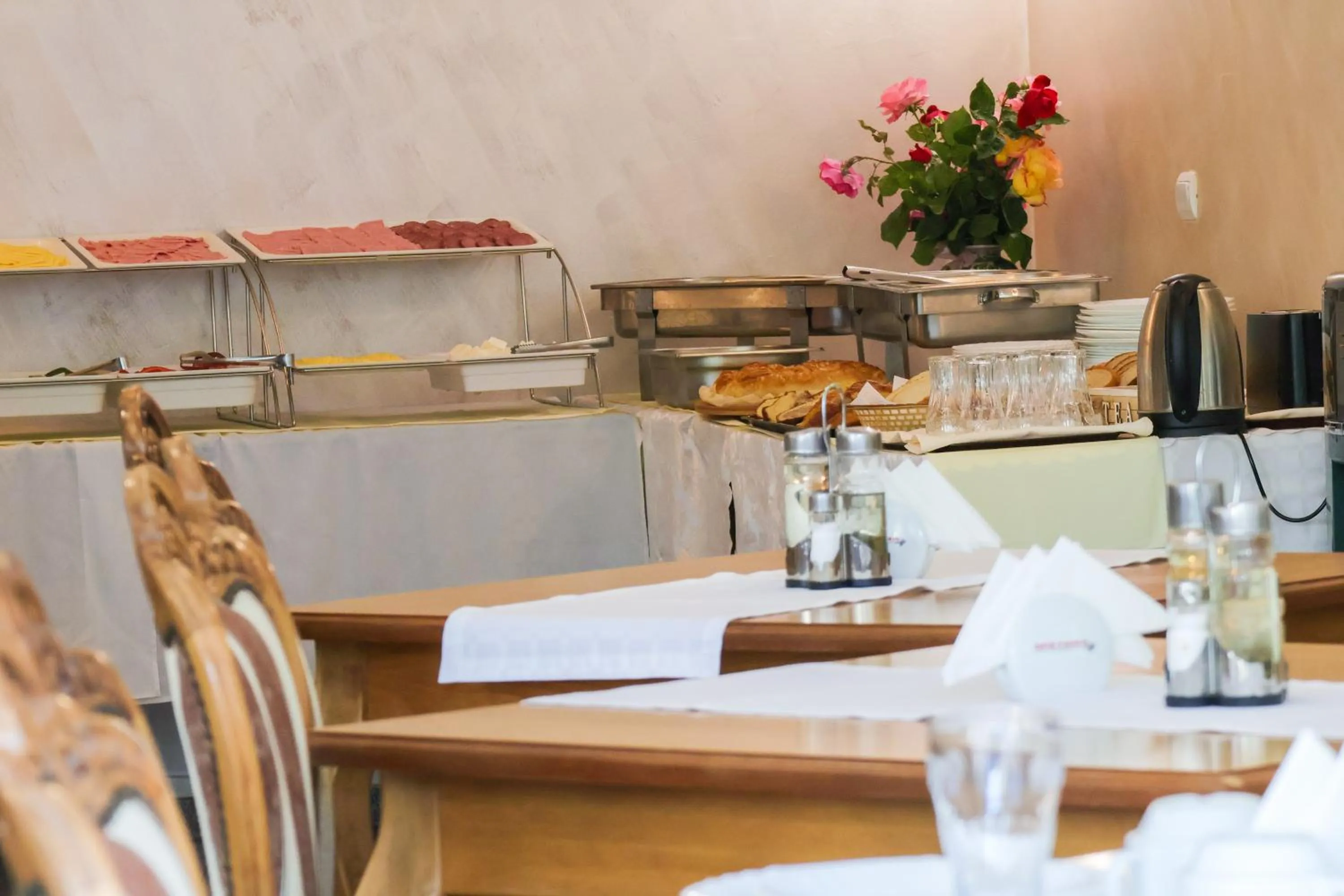 Restaurant/places to eat in Jupiter 1 Family Hotel