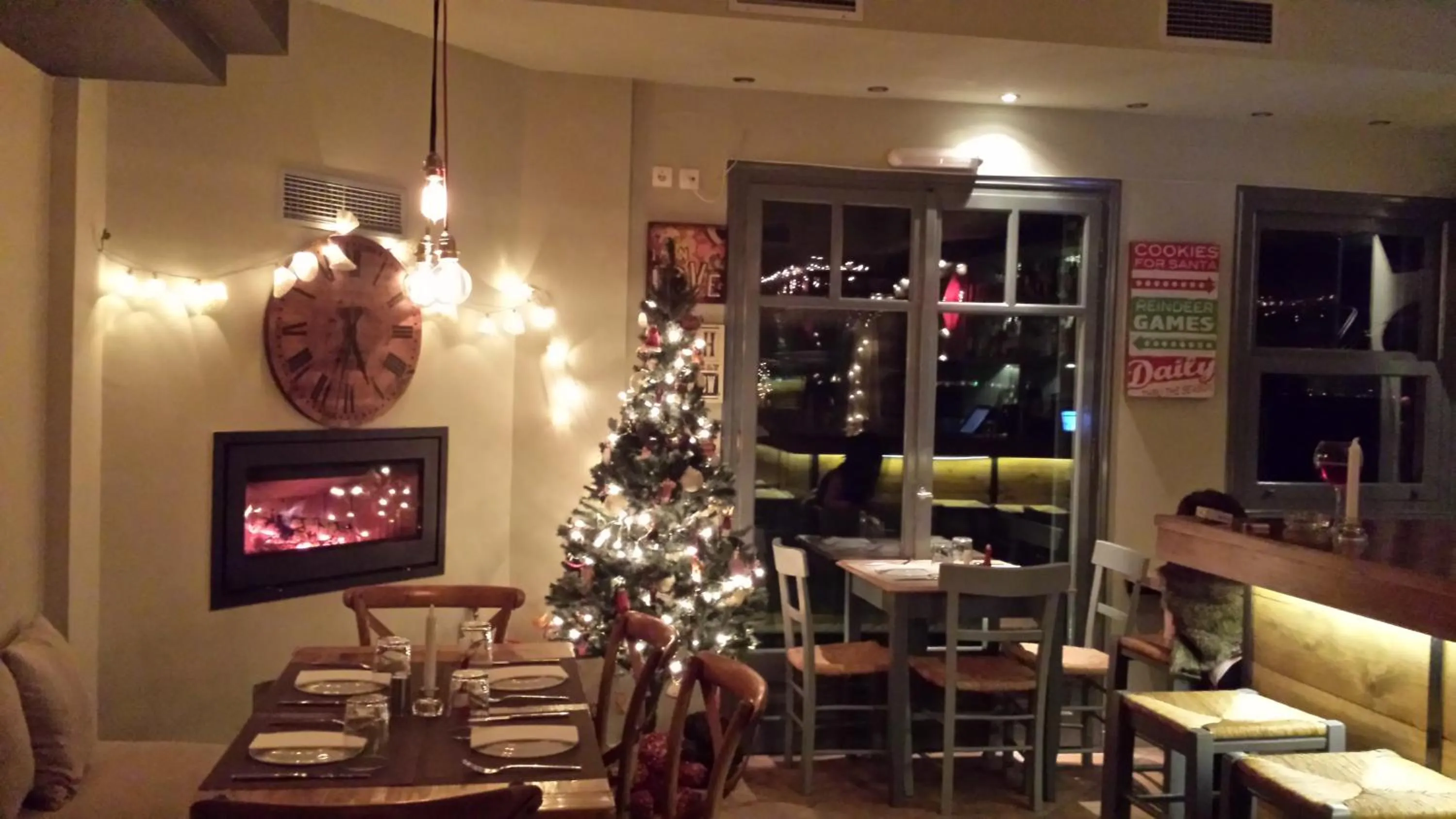 Restaurant/places to eat in Xanthippi Hotel