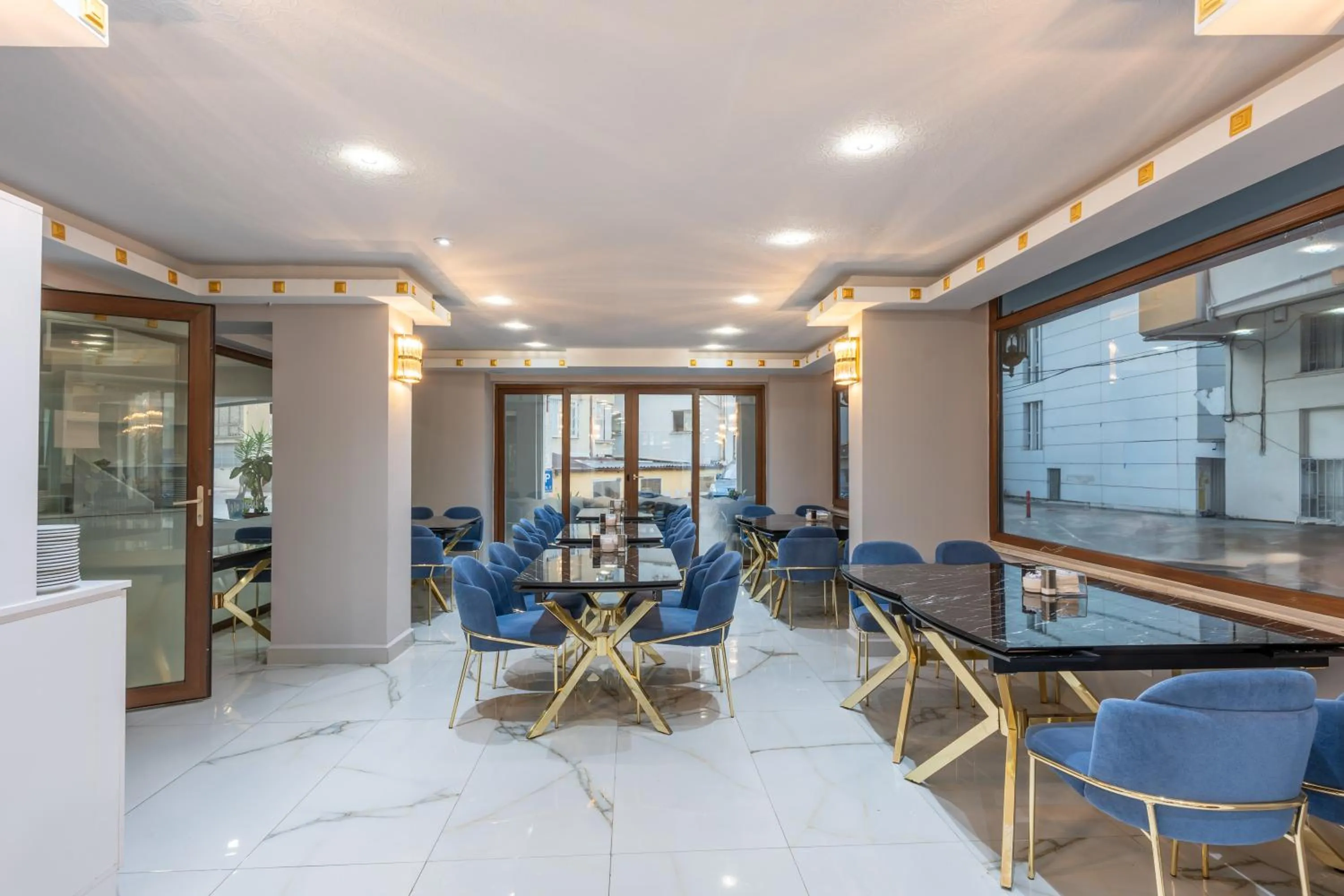 Restaurant/places to eat in Safari Otel