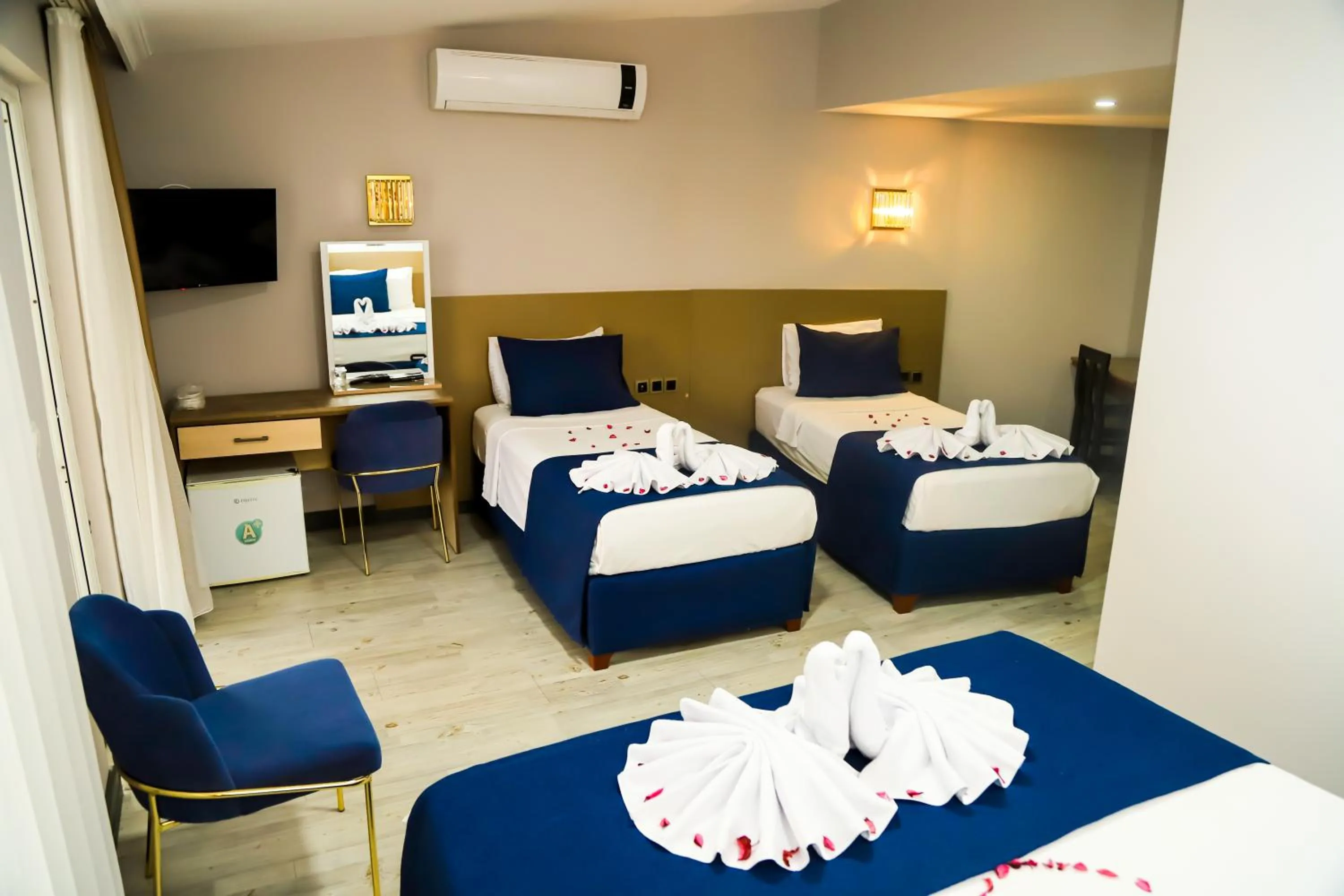 Communal lounge/ TV room, Bed in Safari Otel