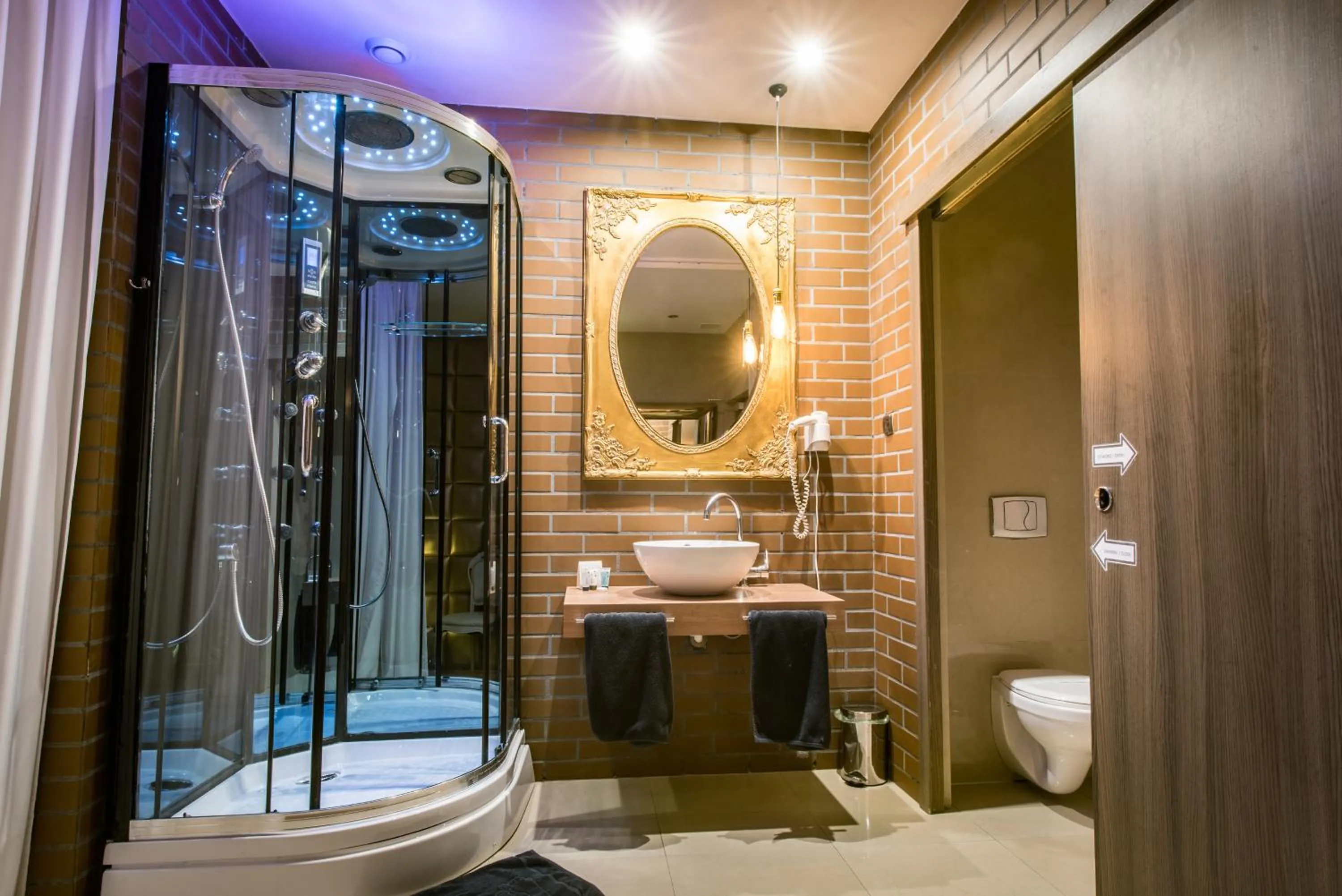 Bathroom in Hotel Ramka & Restaurant & Wine Bar