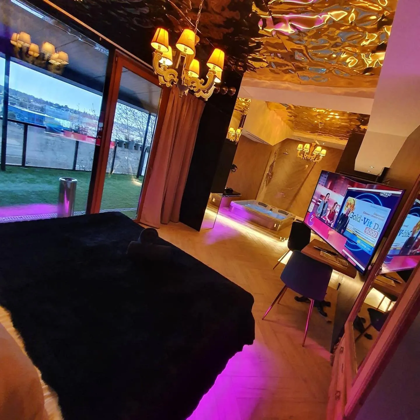 Bed in Hotel Ramka & Restaurant & Wine Bar