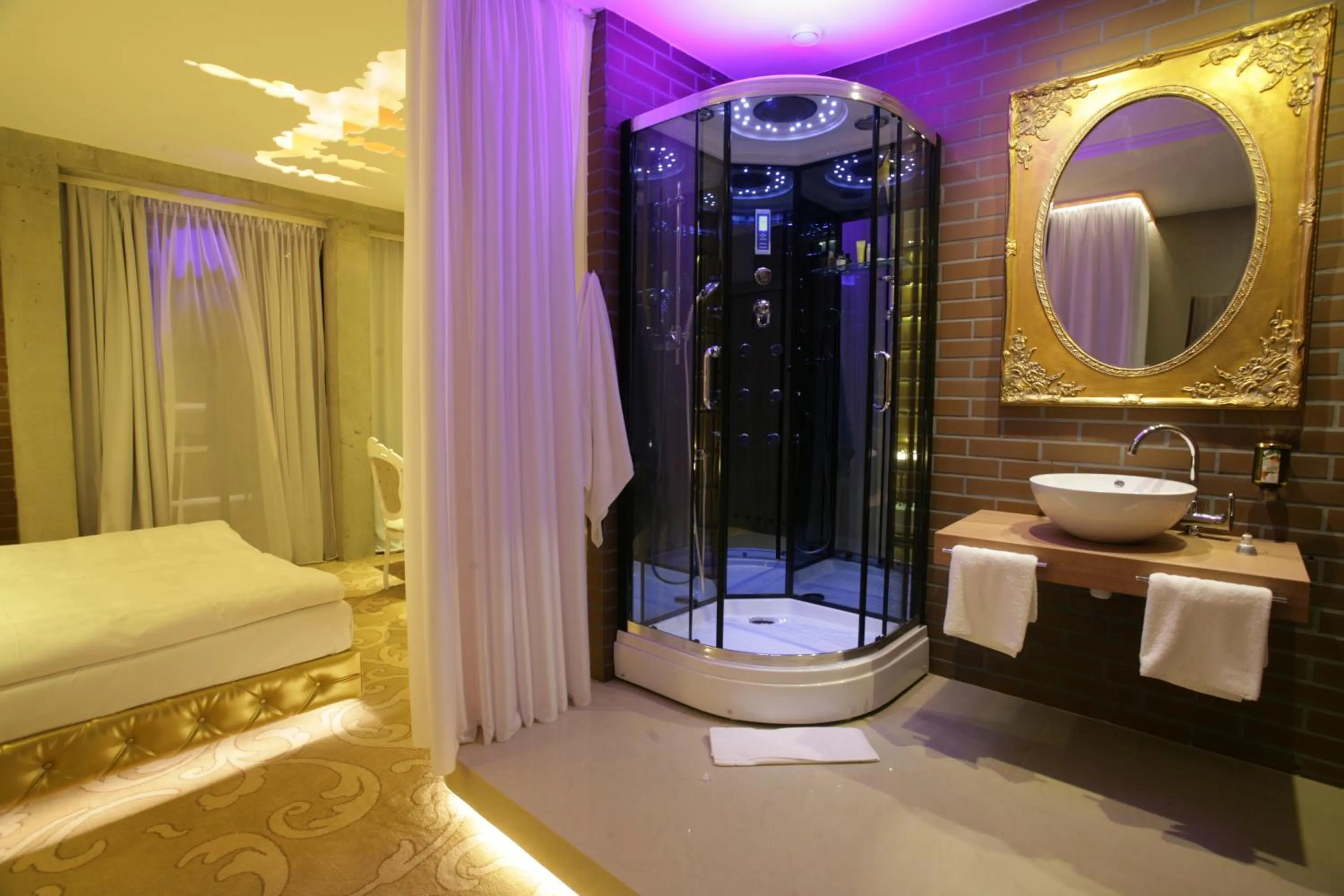 Bed in Hotel Ramka & Restaurant & Wine Bar