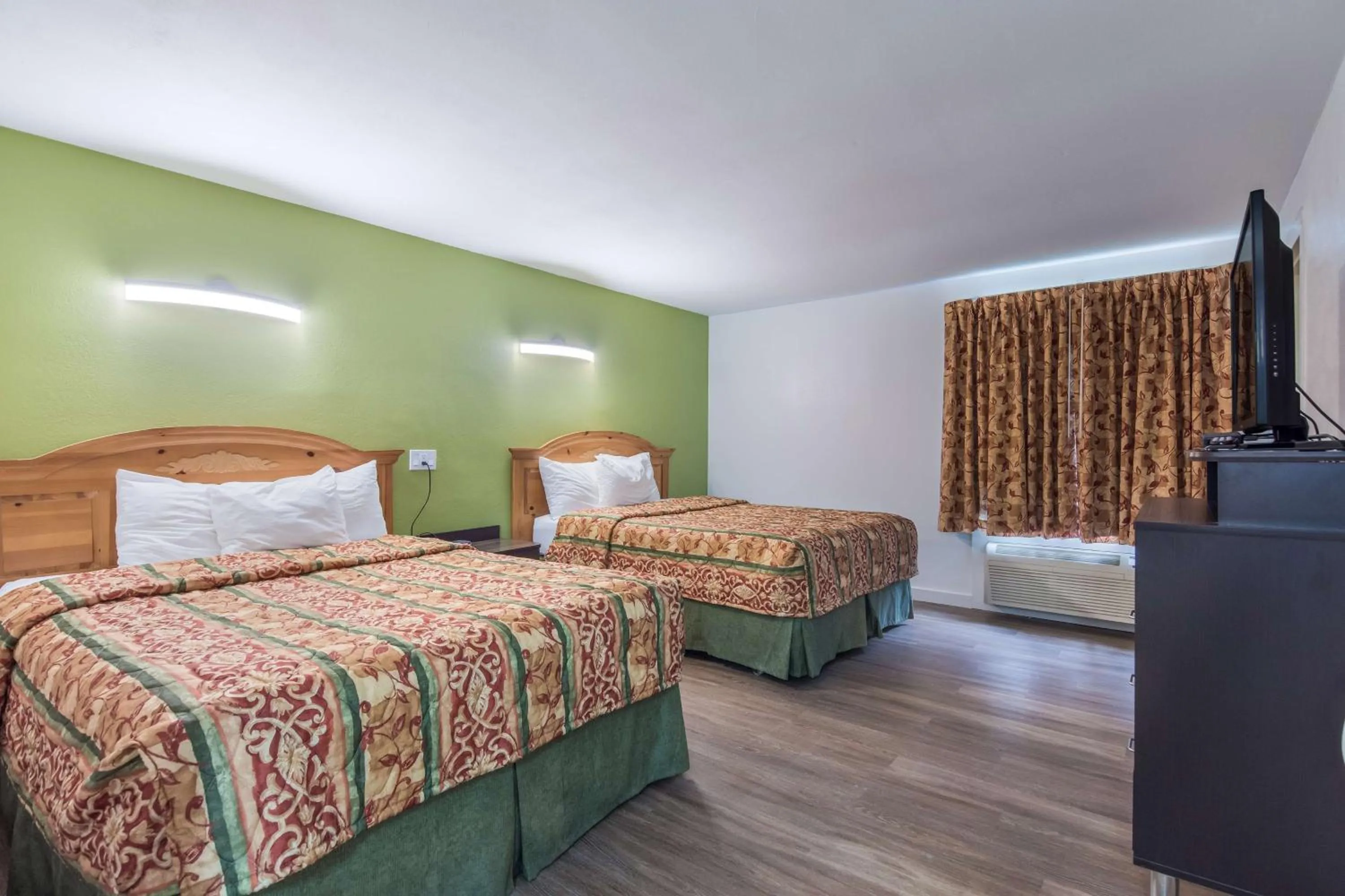 TV and multimedia in Motel 6-Oriskany, NY