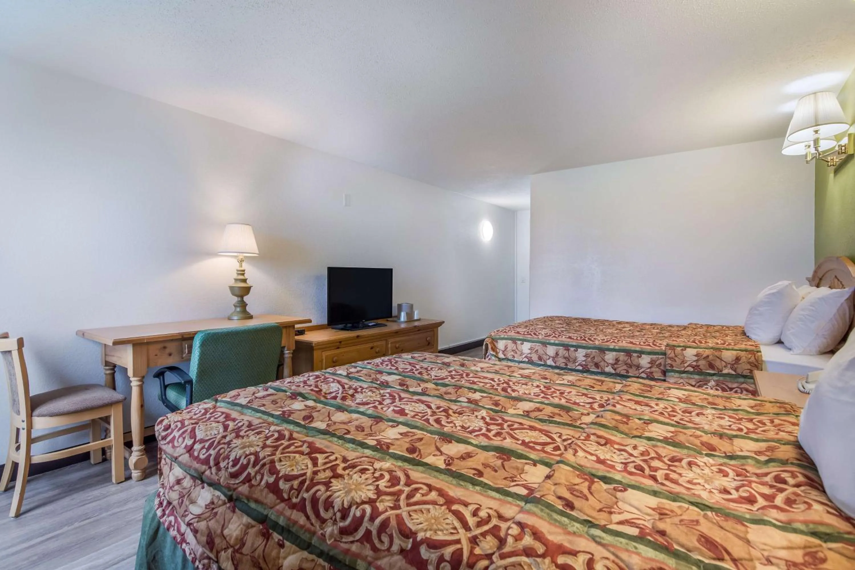 TV and multimedia in Motel 6-Oriskany, NY