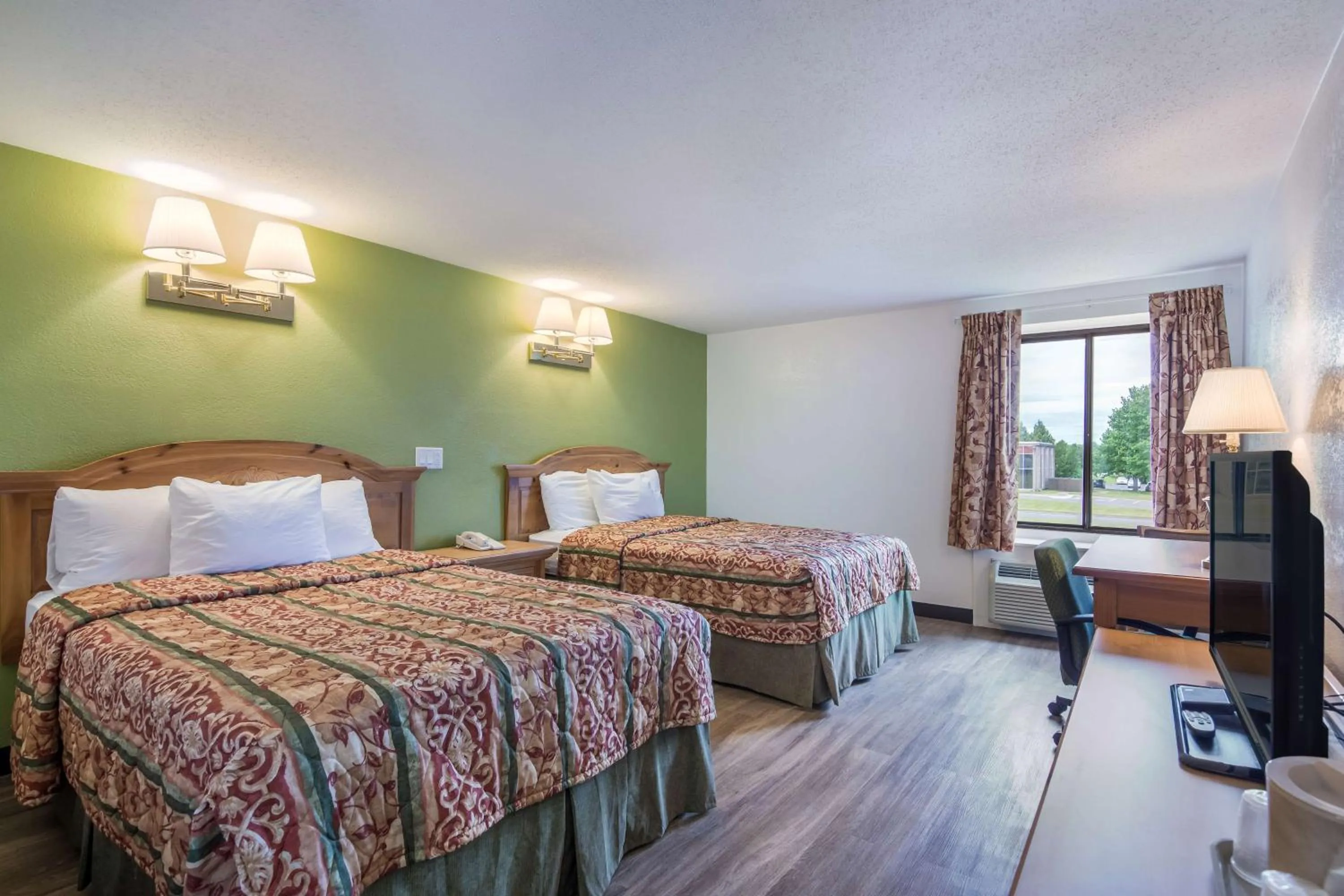 TV and multimedia in Motel 6-Oriskany, NY