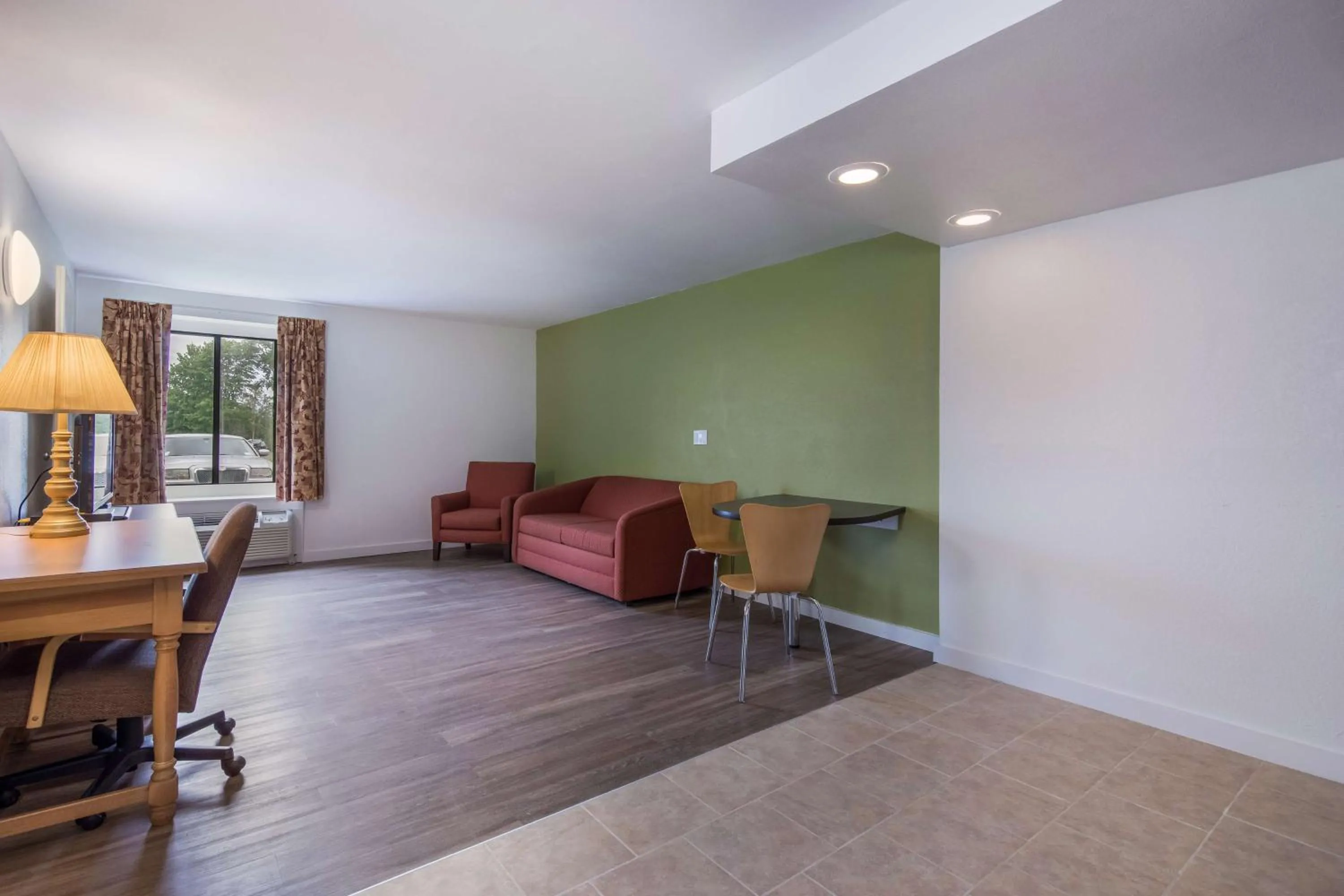 TV and multimedia, Dining Area in Motel 6-Oriskany, NY