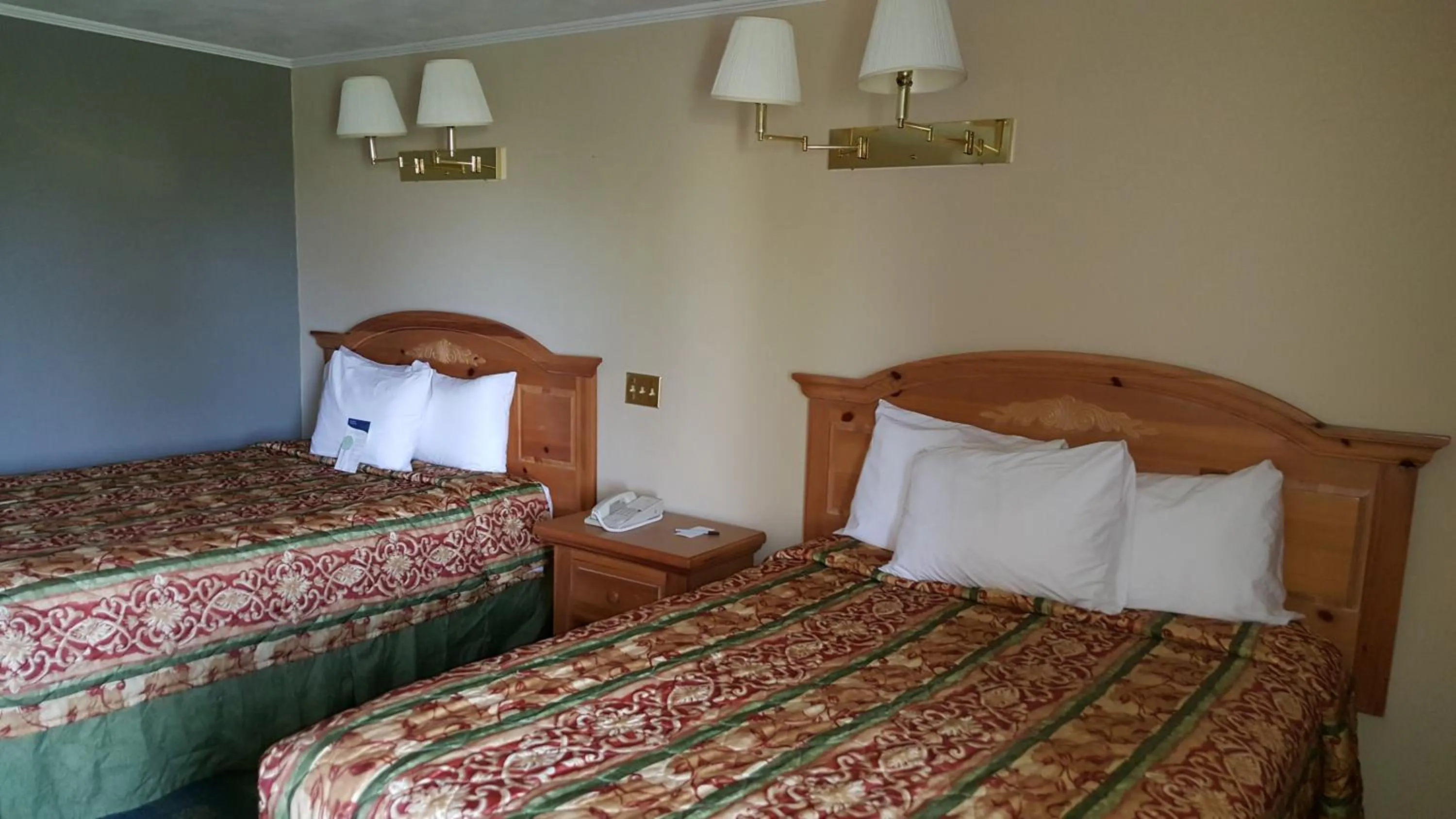 Bedroom in Motel 6-Oriskany, NY