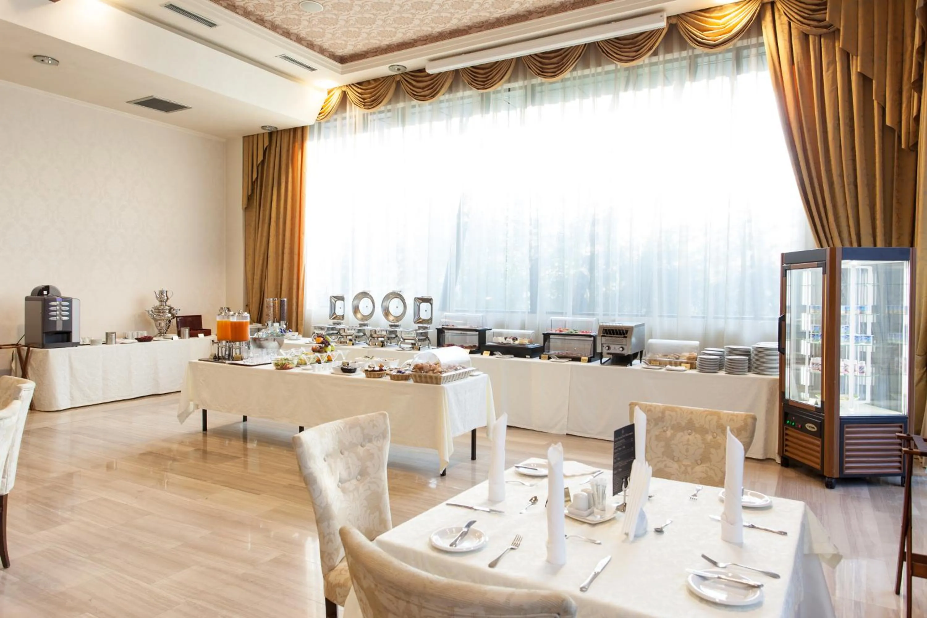 Restaurant/places to eat in Metropolis Hotel