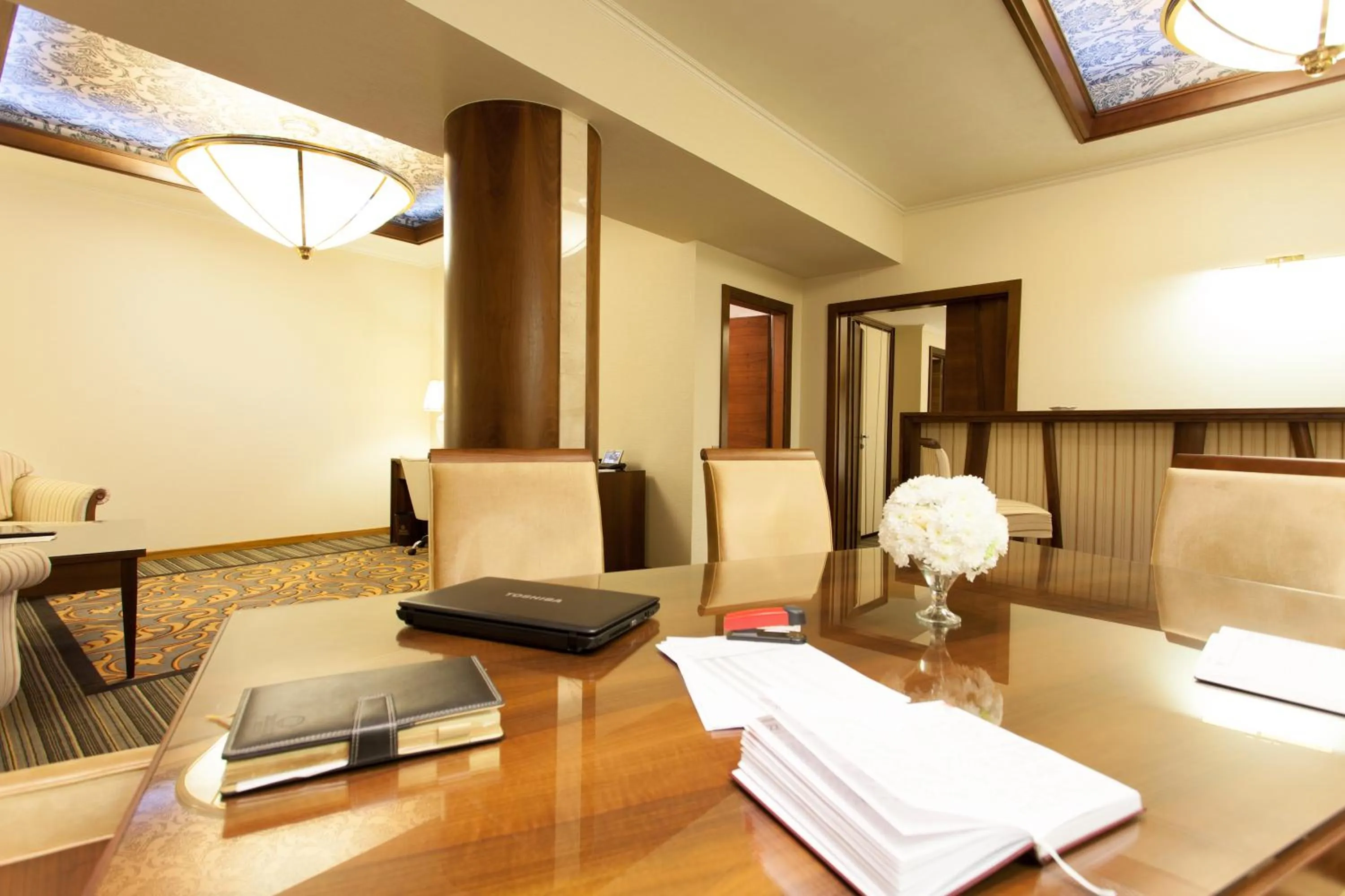 Business facilities in Metropolis Hotel