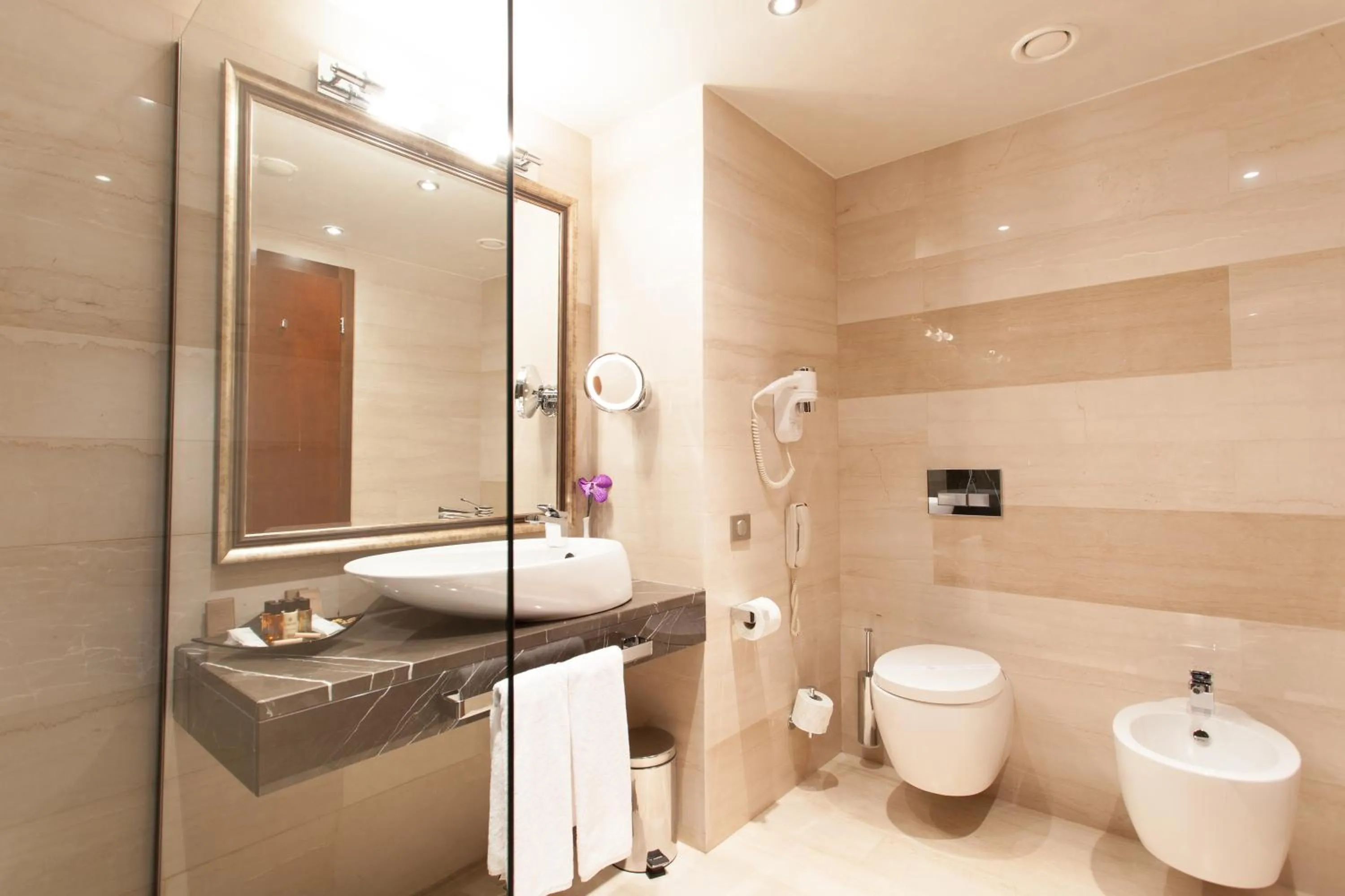 Bathroom in Metropolis Hotel