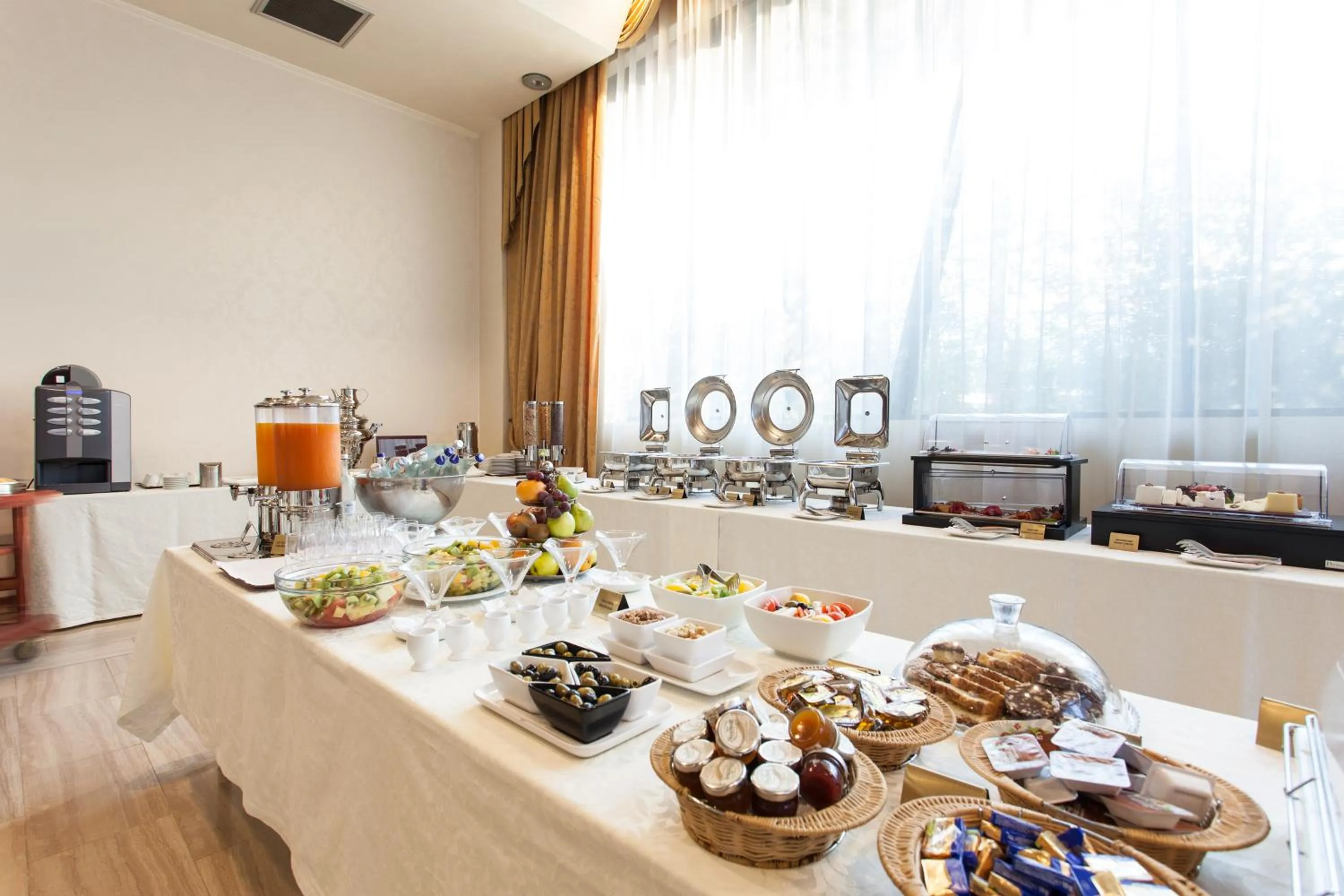 Restaurant/places to eat in Metropolis Hotel