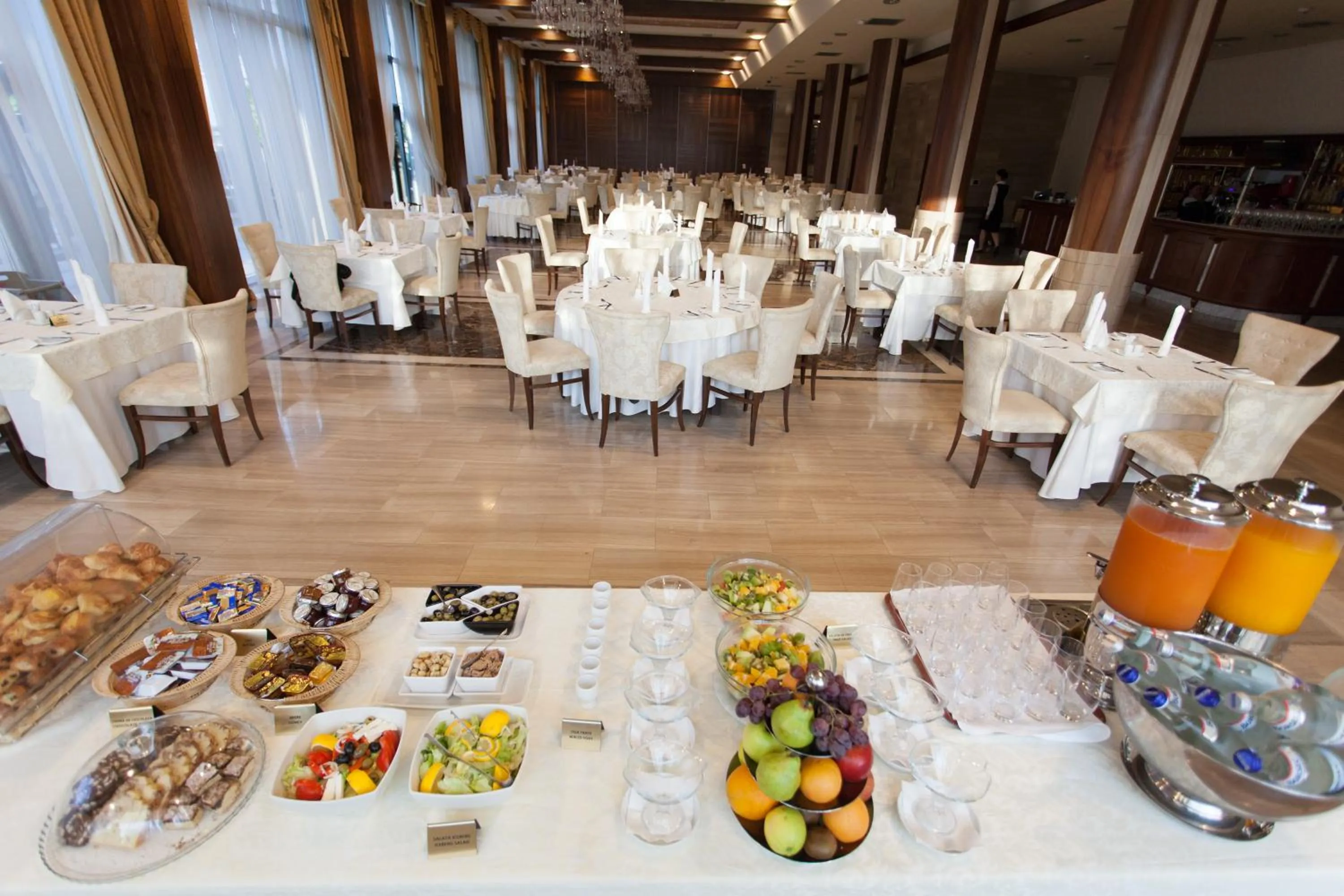 Restaurant/places to eat in Metropolis Hotel