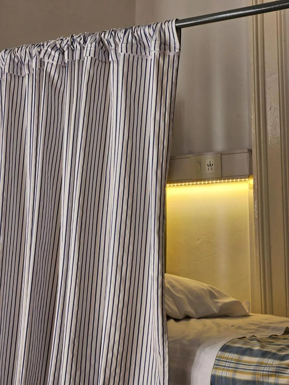 Bed in BA Stop Hotel House