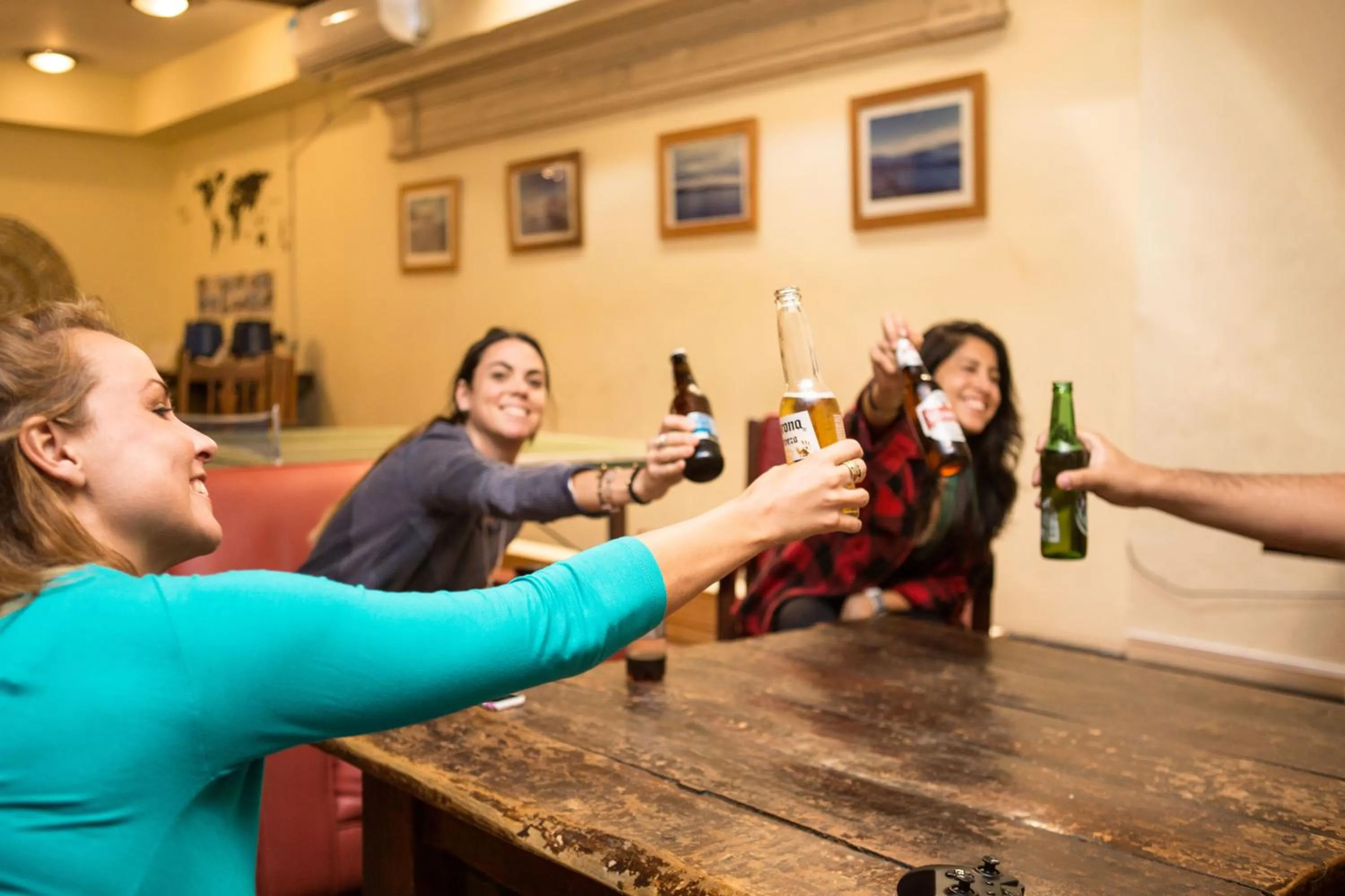 Communal lounge/ TV room in BA Stop Hotel House