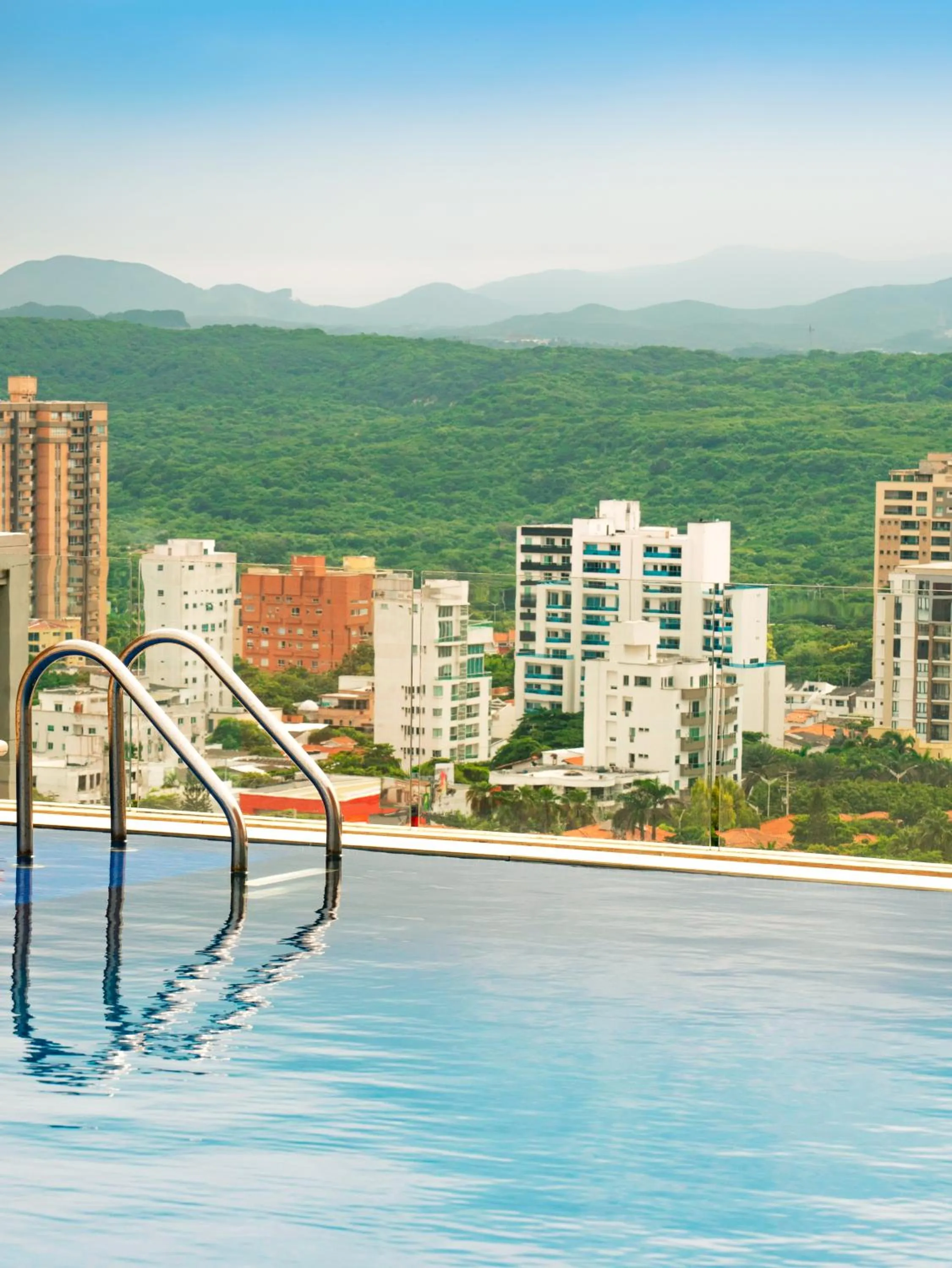 Swimming pool in Hotel Dann Carlton Barranquilla y Centro de Convenciones