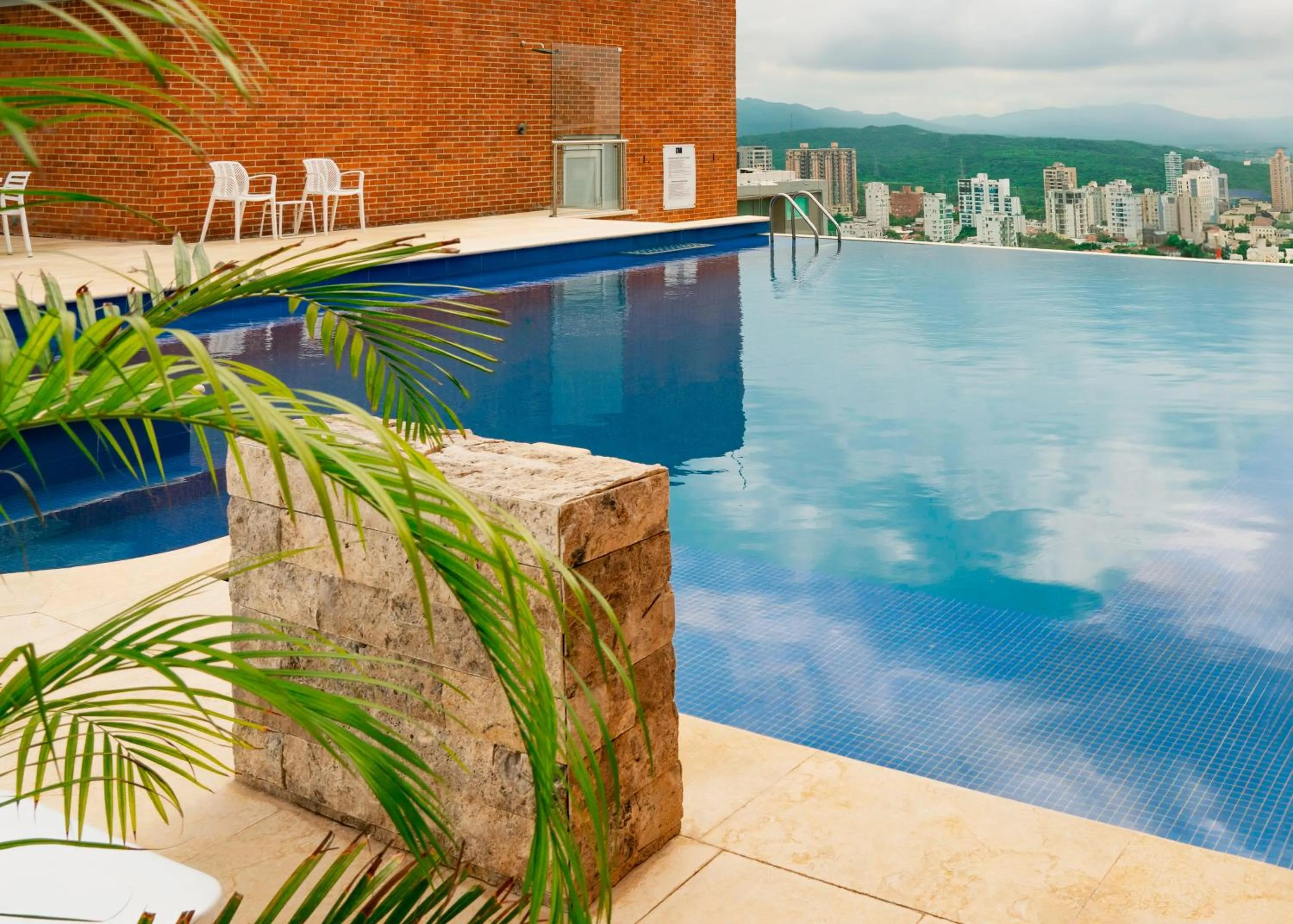 Swimming pool in Hotel Dann Carlton Barranquilla y Centro de Convenciones