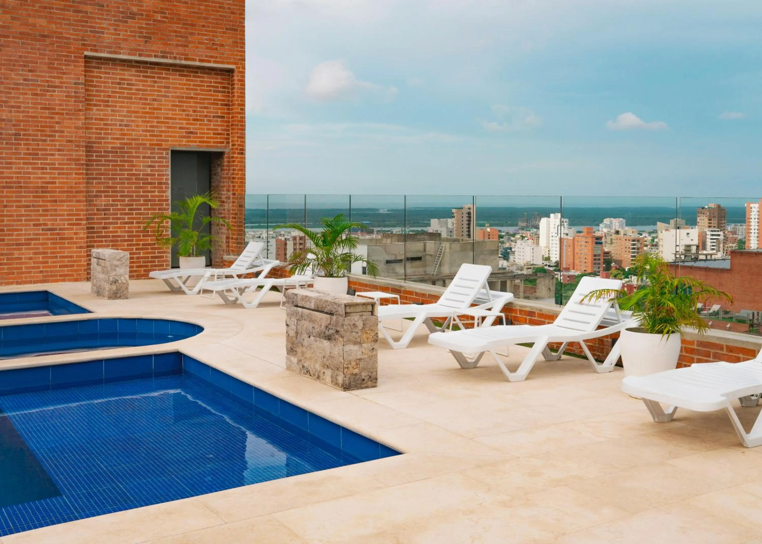 Swimming pool in Hotel Dann Carlton Barranquilla y Centro de Convenciones